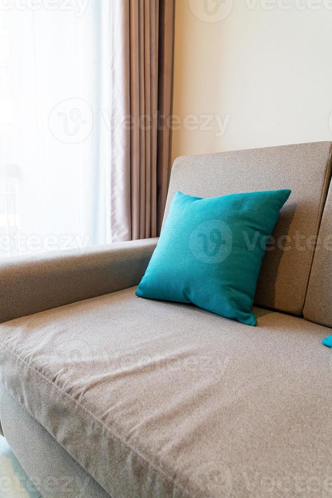 bekväma kuddar dekoration på soffan i vardagsrummet foto