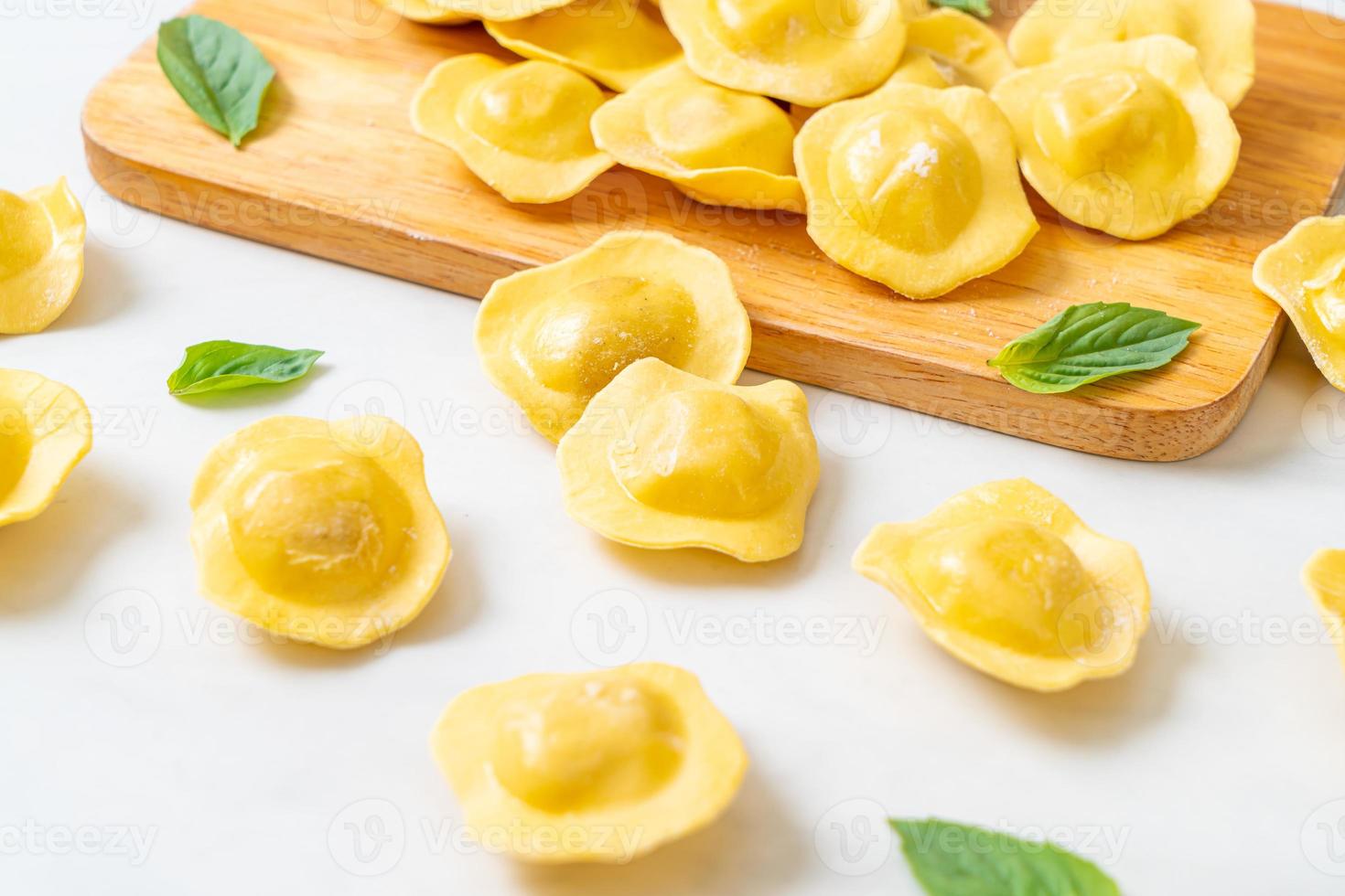 traditionell italiensk ravioli pasta foto