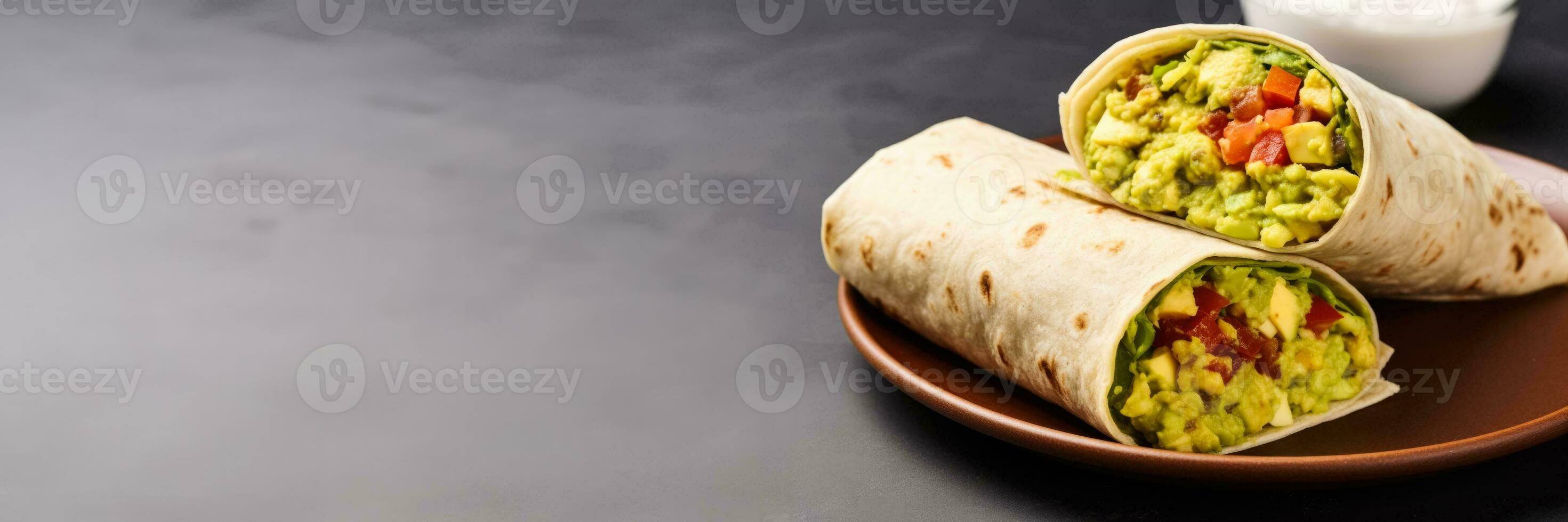 handgjort frukost burritos med färsk guacamole och salsa isolerat på en vit bakgrund foto