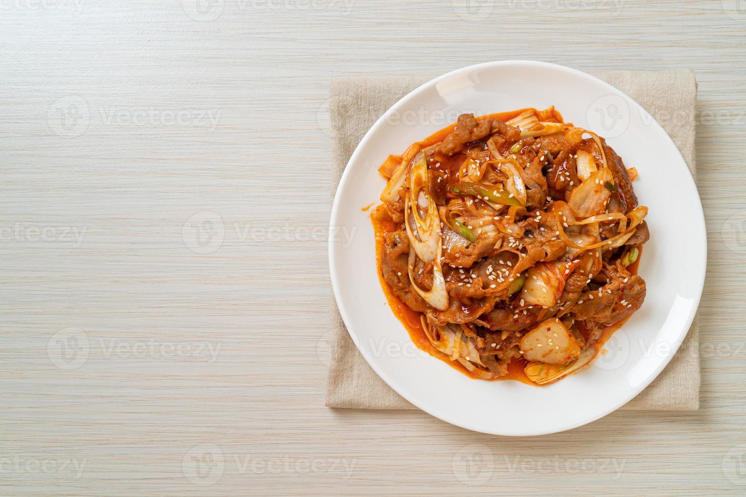 uppstekt fläsk med koreansk kryddig pasta och kimchi - koreansk matstil foto