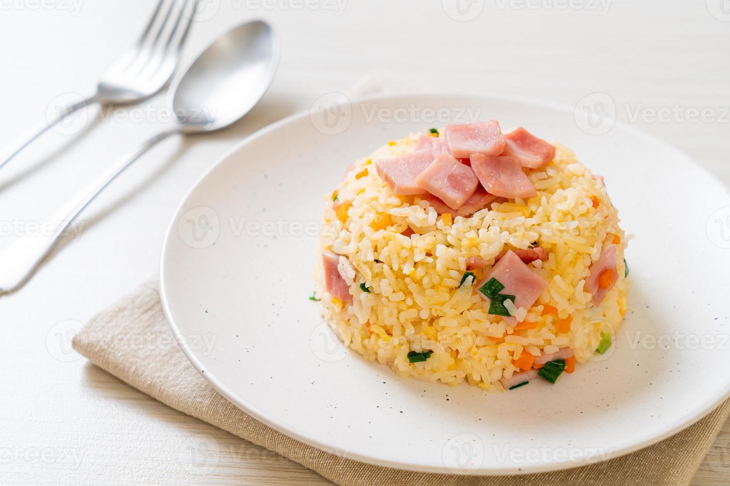 homemnade stekt ris med skinka på tallriken foto