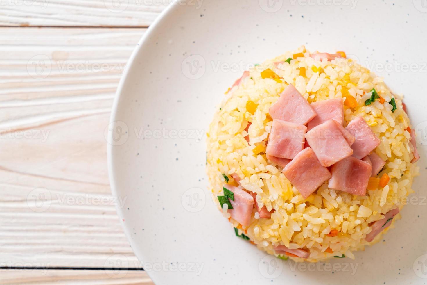homemnade stekt ris med skinka på tallriken foto