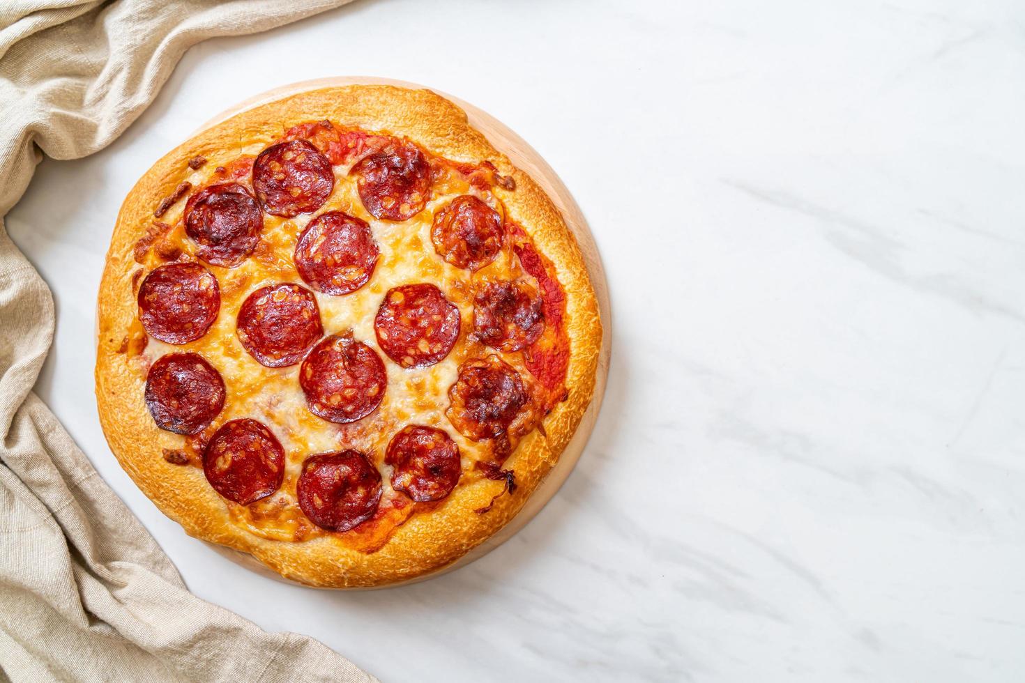 pepperoni pizza på träbricka - italiensk matstil foto