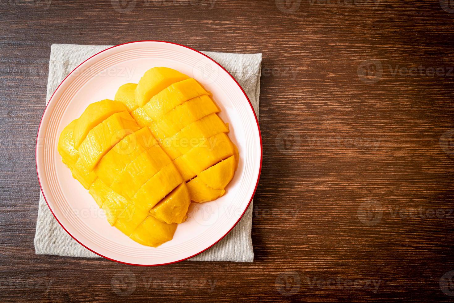 färsk och gyllene mango skivad på tallriken foto