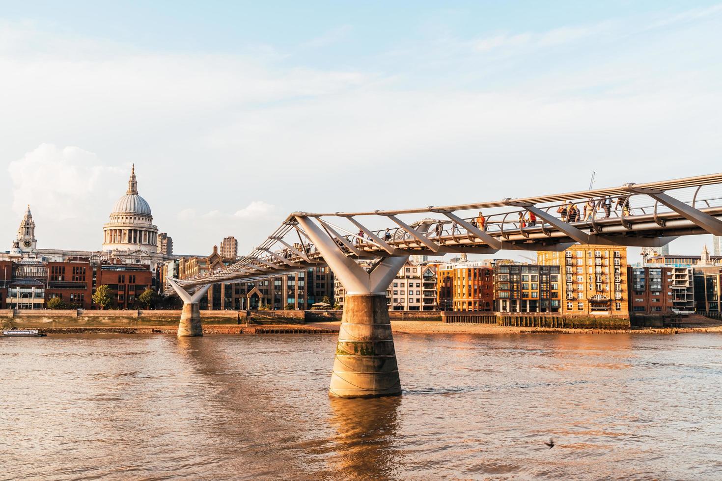 St Pauls katedral och millenniumbron vid solnedgångslandskap foto