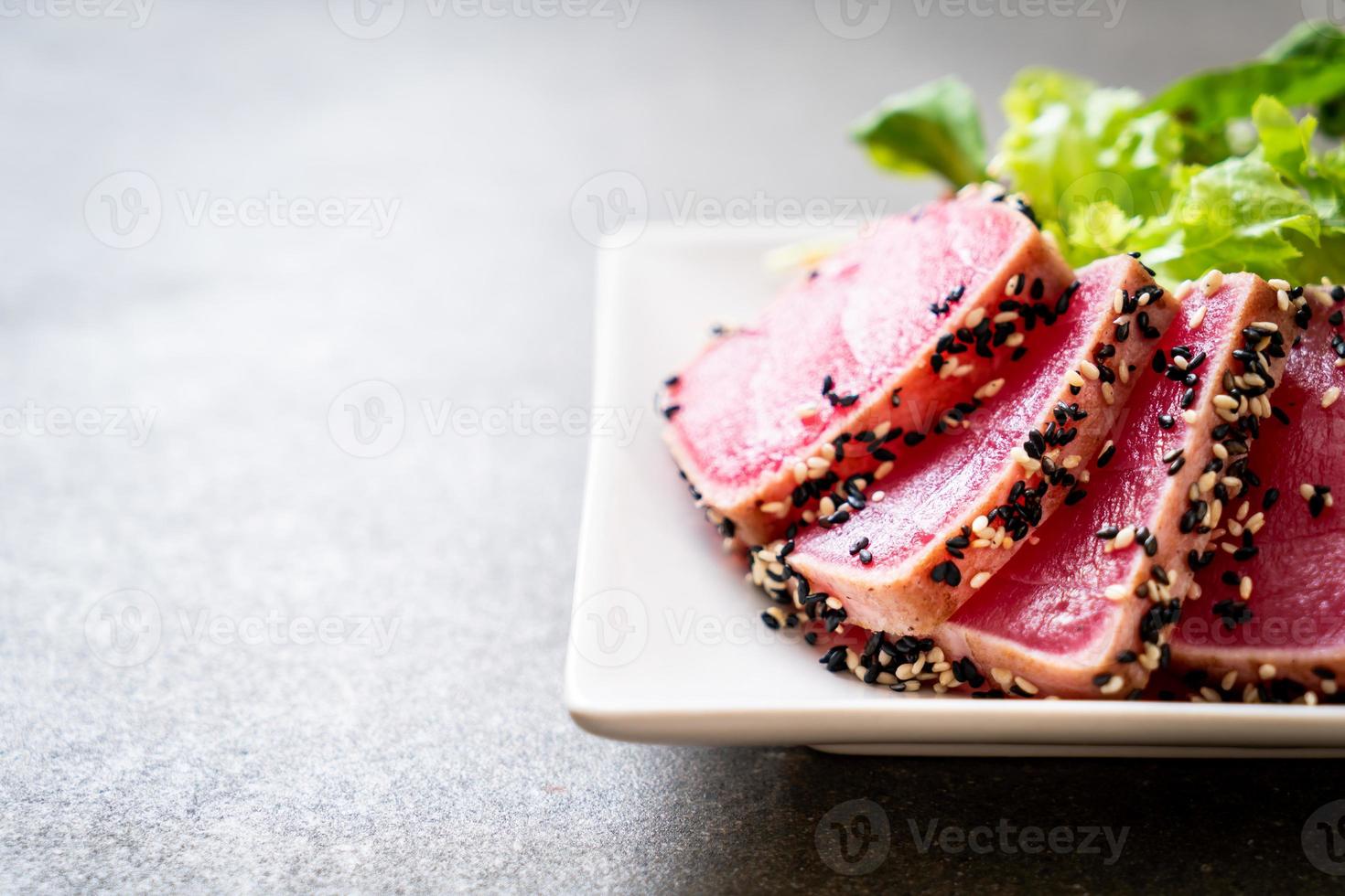 färsk tonfisk rå med grönsaksallad - hälsosam mat foto