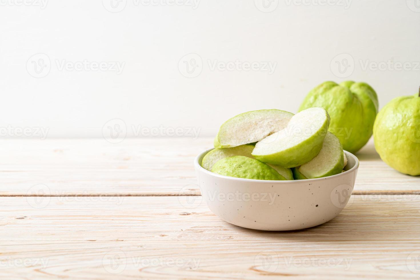 färska guavafrukter skivade - tropisk frukt foto