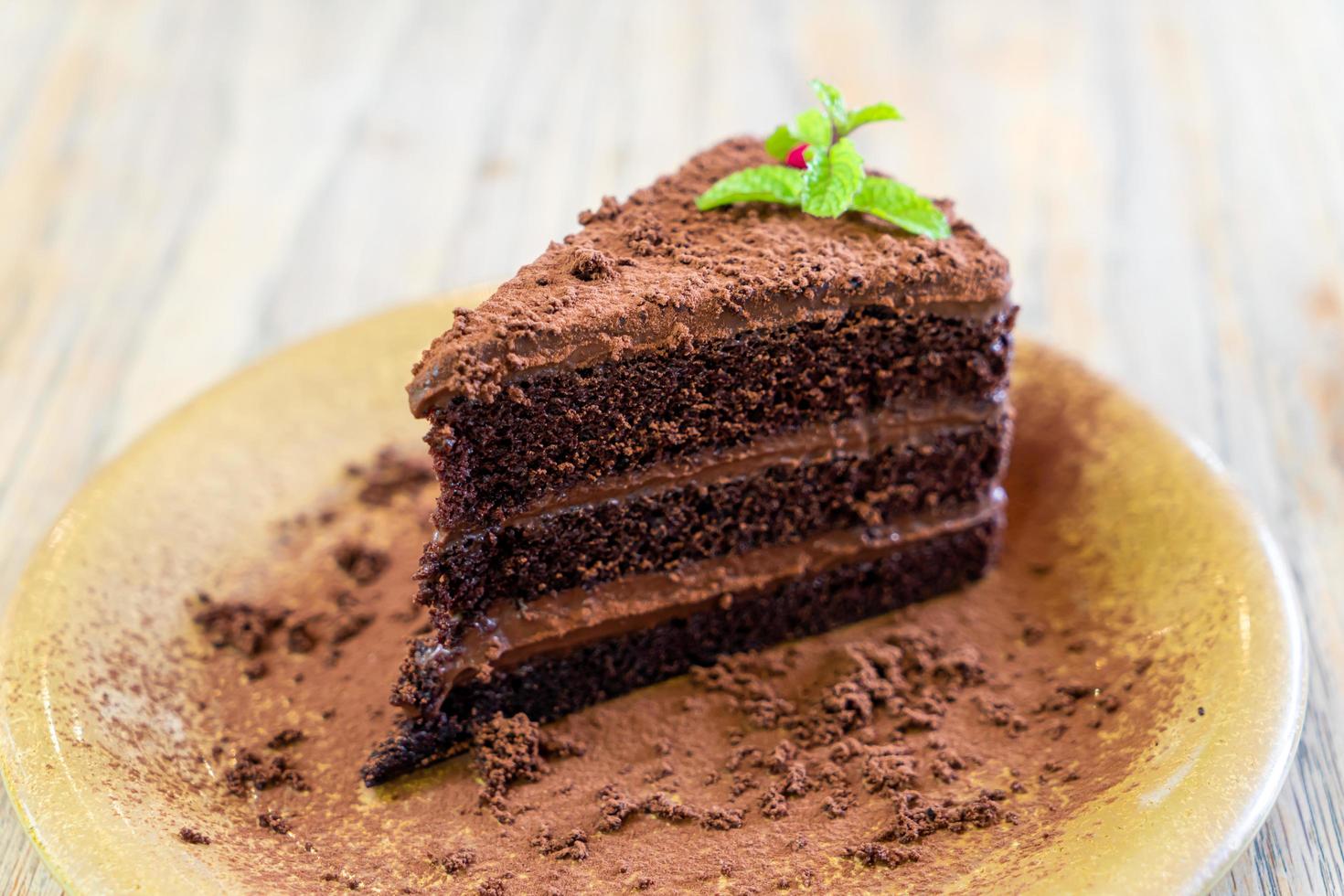 chokladkaka med mynta på tallriken i kafé och restaurang foto