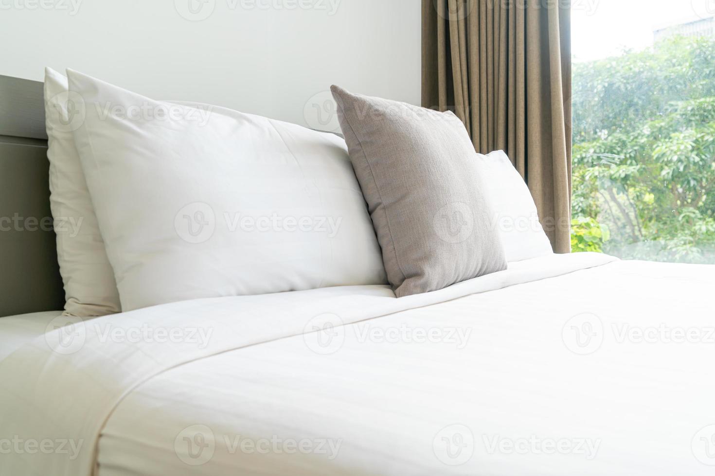 bekväm kuddedekoration på sängen i sovrummet foto