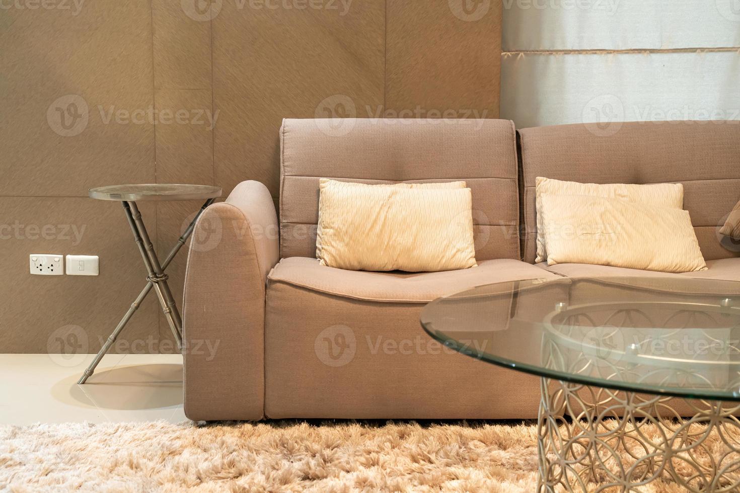 vacker kuddedekoration på soffan i vardagsrummet foto