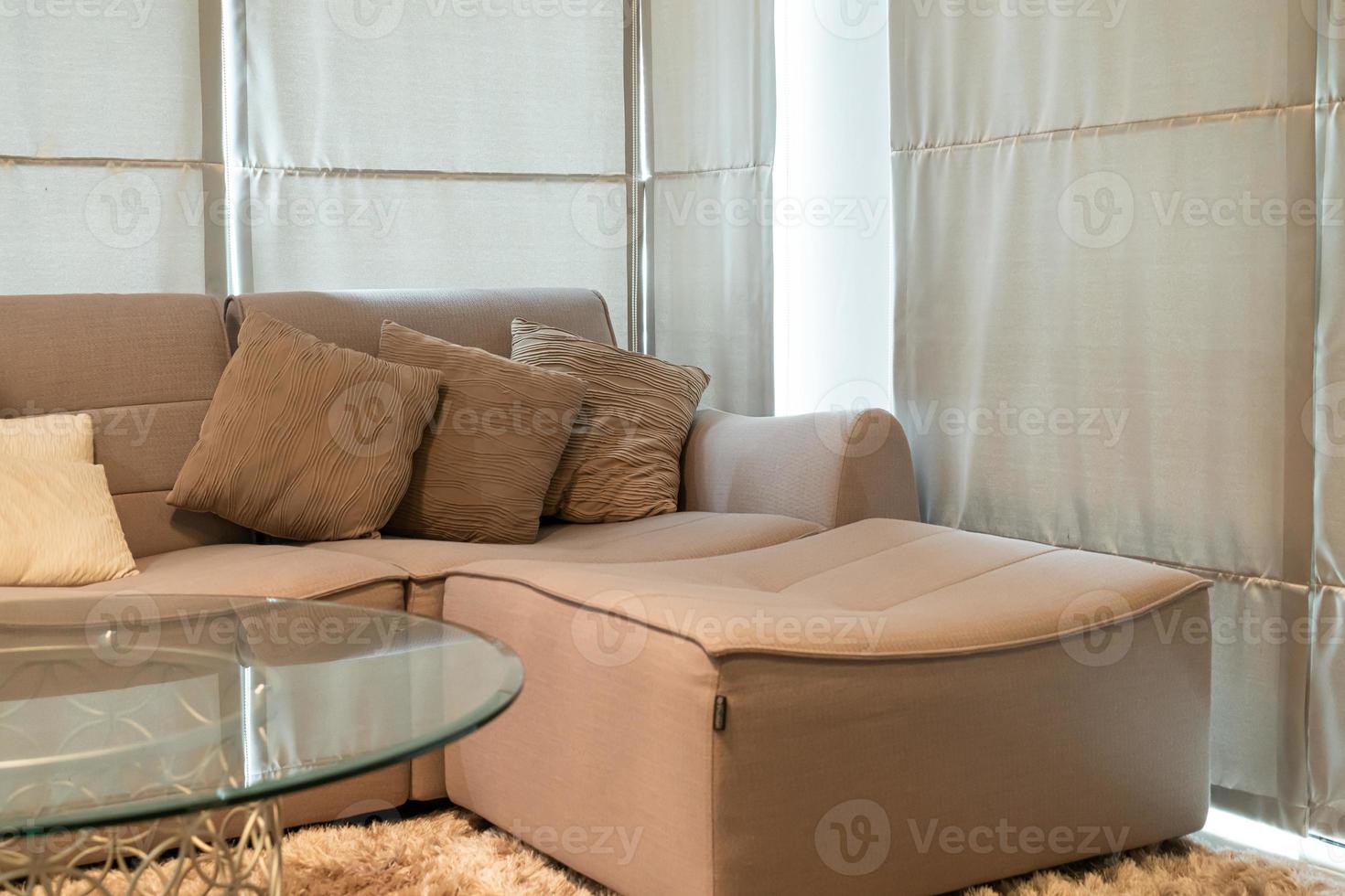 vacker kuddedekoration på soffan i vardagsrummet foto