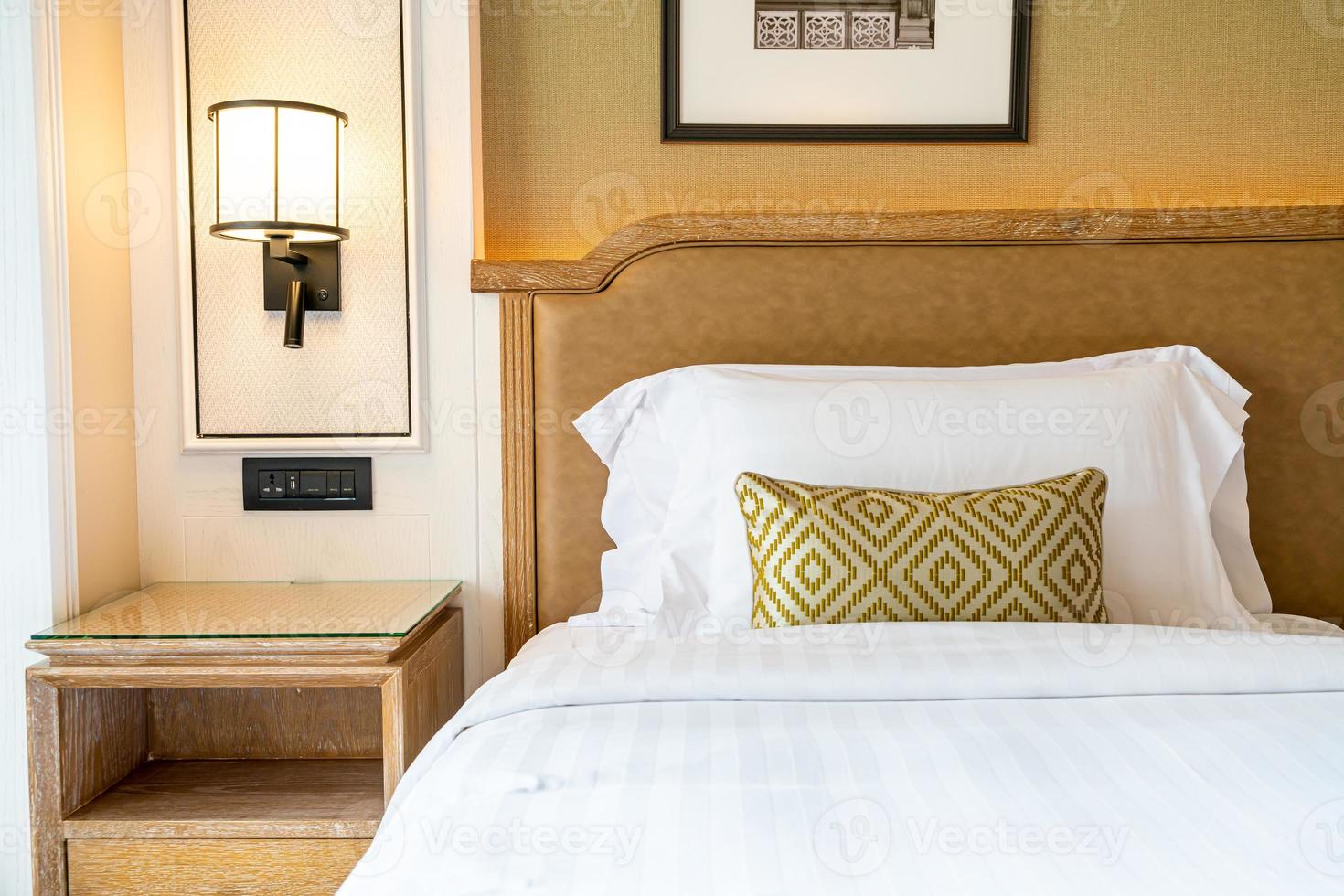 bekväma kuddar dekoration på sängen i hotellets sovrum foto