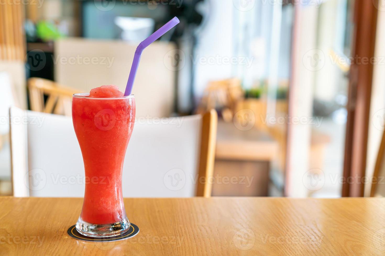 vattenmelon blandning smoothie glas i café restaurang foto