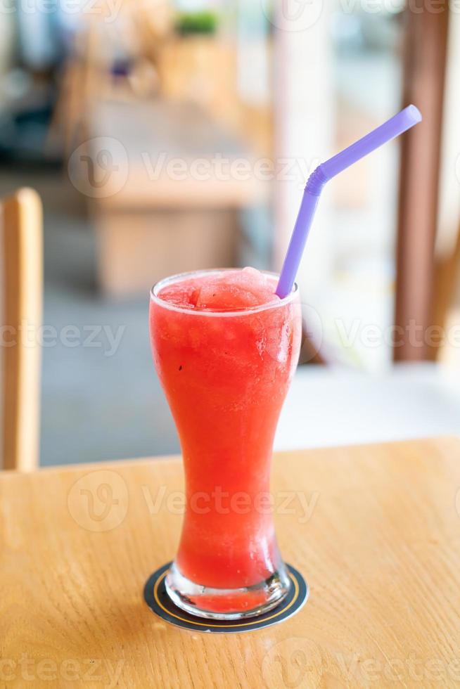 vattenmelon blandning smoothie glas i café restaurang foto