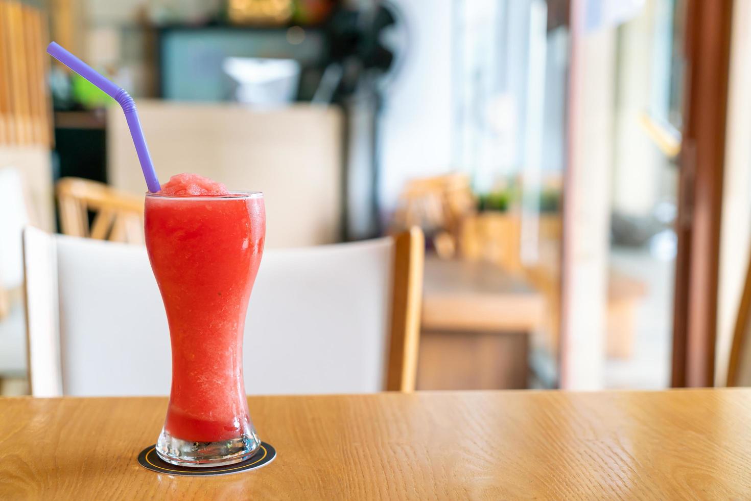 vattenmelon blandning smoothie glas i café restaurang foto
