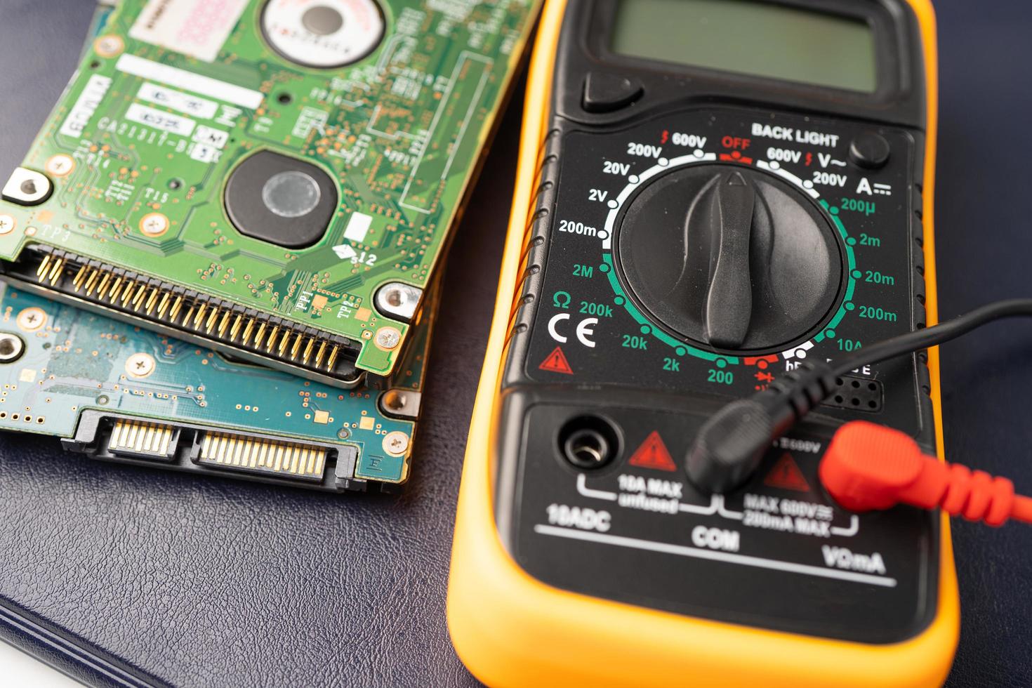 multimeter med moderkort, underhåll, reparation och kontroll av datorhårdvarukoncept. foto