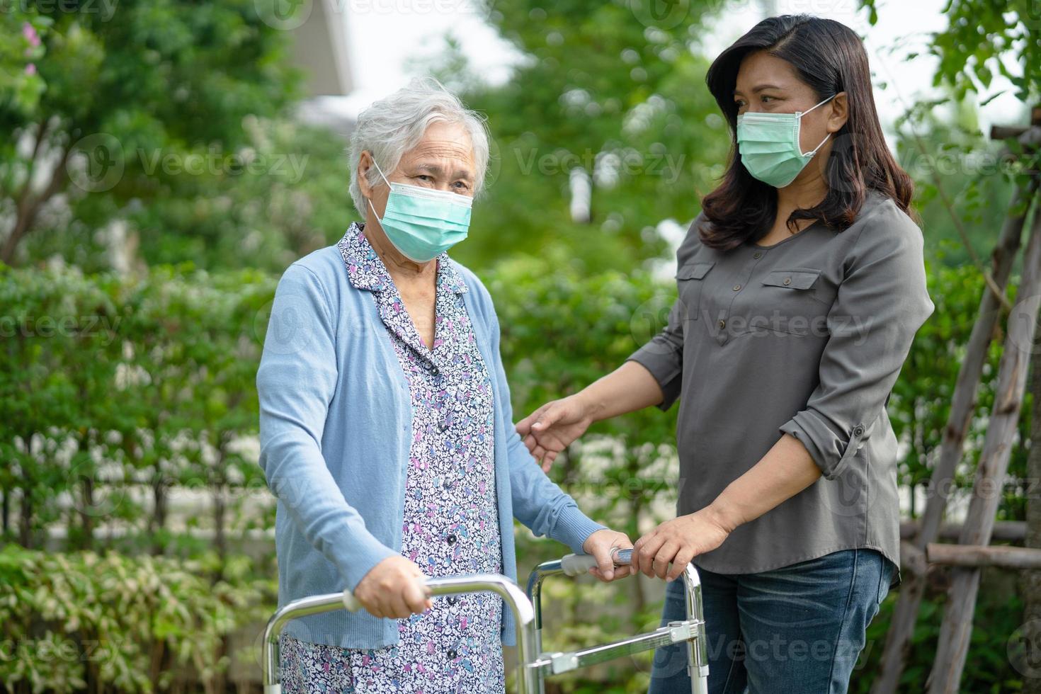 asiatisk senior eller äldre gammal damkvinna som bär en ansiktsmask ny normal i park för att skydda säkerhetsinfektion covid-19 coronavirus. foto