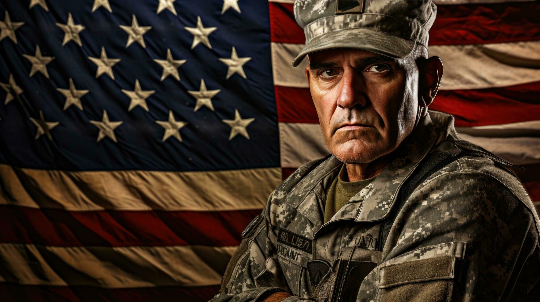 ett äldre manlig soldat i militär enhetlig stående i främre av ett amerikan flagga foto