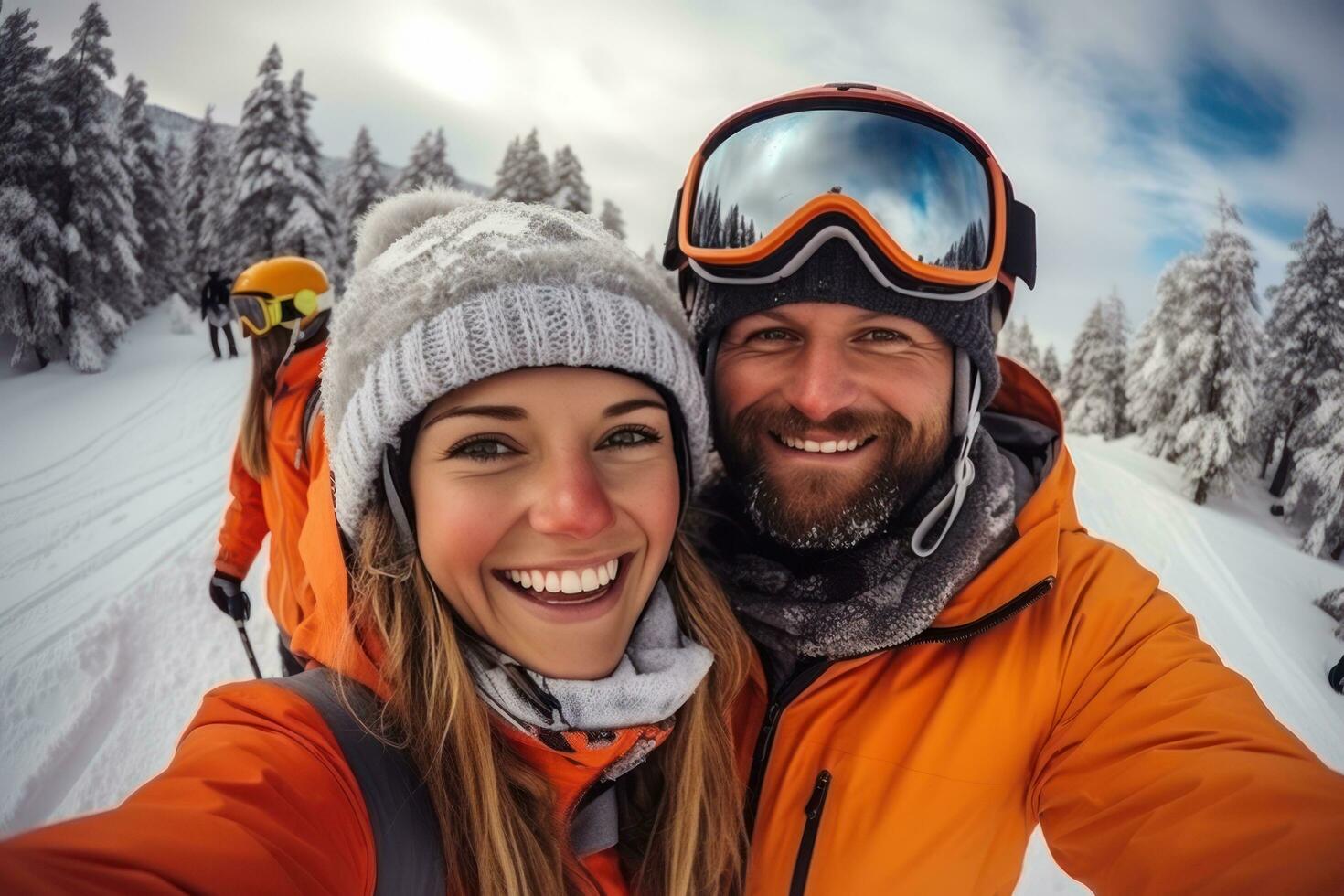 i snöig väder vinter- skidåkning säsong snowboardåkare Lycklig för selfies vinter- foto