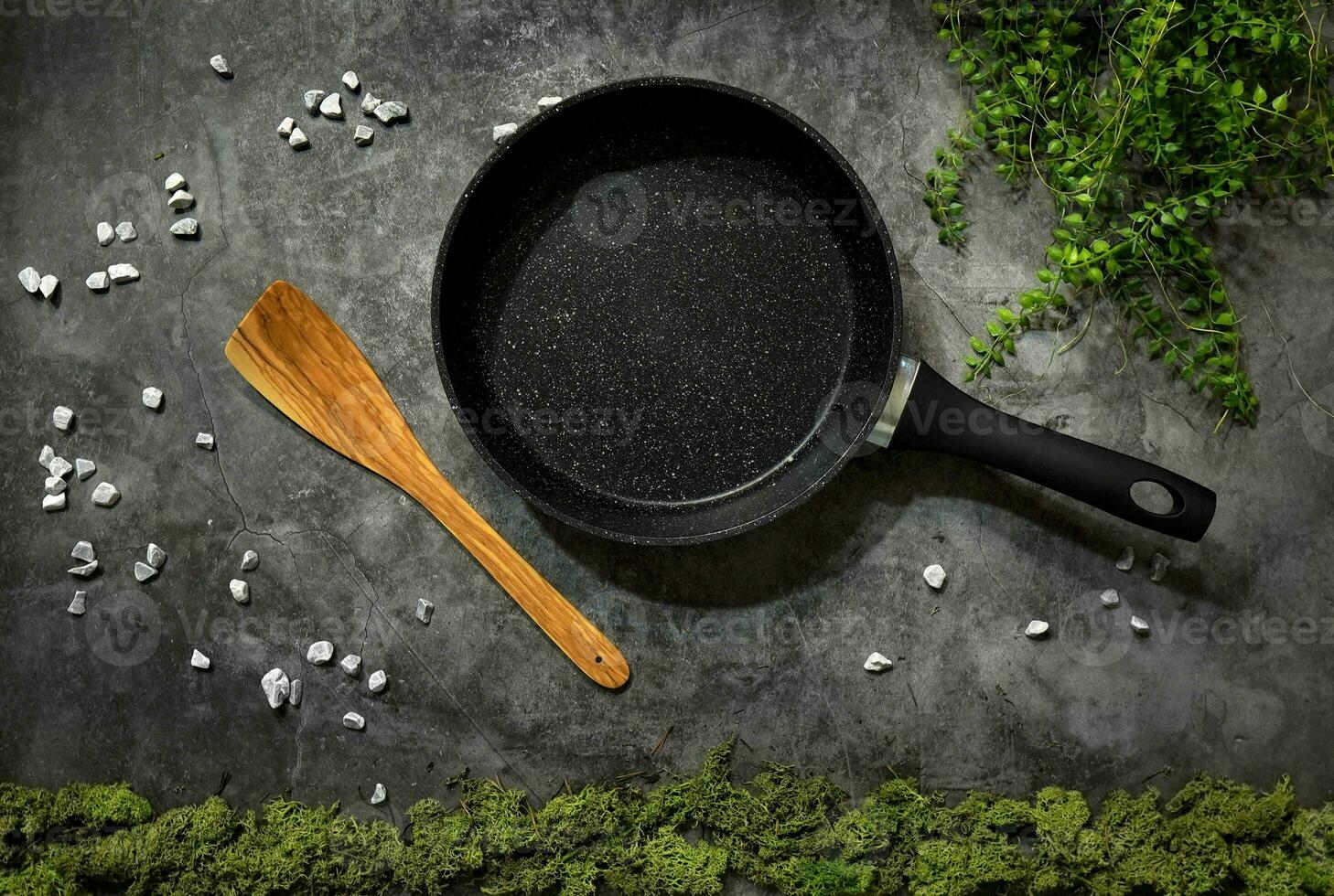 trä- spatel svart panorera kök friska kock laga mat grön växt mossa tapet foto