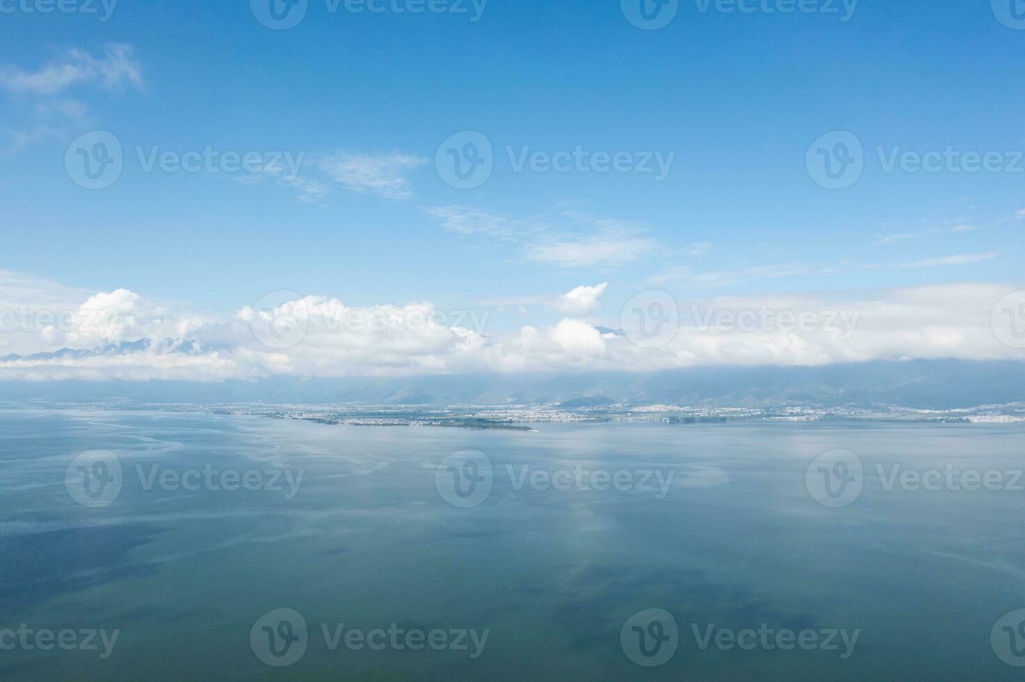 blå himmel och sjö i erhai, Yunnan, Kina. foto