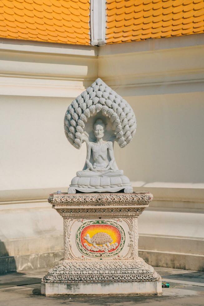 statyer inuti de tempel, vackert tempel i bangkok eller wat pariwas, tempel i thailand. foto