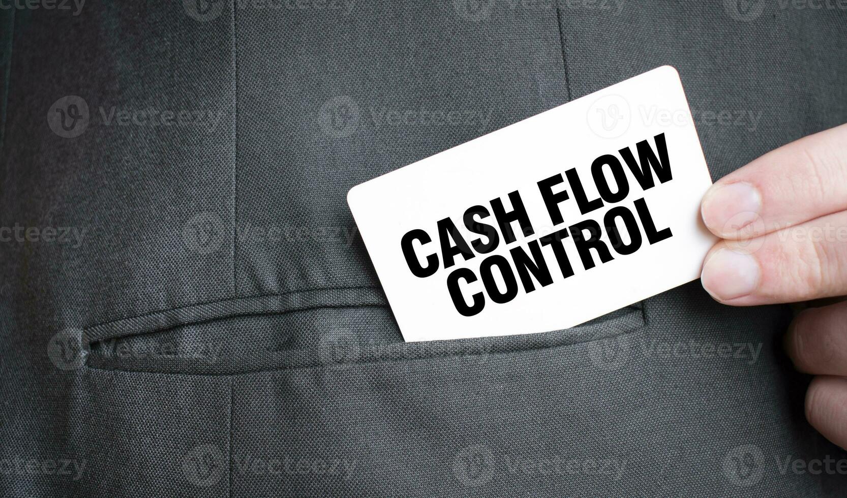 kort med kontanter strömma kontrollera text i ficka av affärsman kostym. investering och beslut företag begrepp. foto