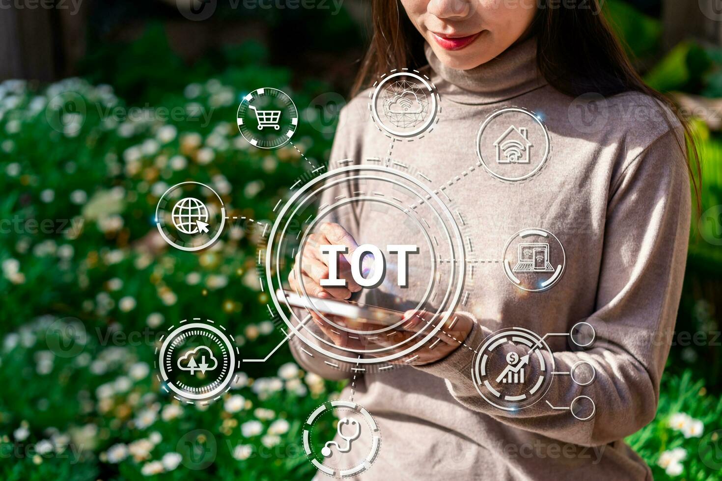 ung kvinna resande använder sig av smartphone för upptäckt information, internet av saker med modern livsstil begrepp och ikon diagram foto