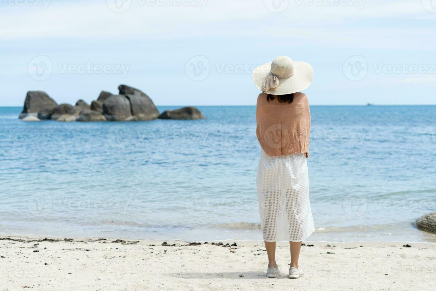 ledsen och besviken kvinna stående förbi de hav, ensam, ung kvinna resa för rekreation och koppla av ensam på sommar, resa, semester, orolig, problem, natur, landskap, lämna av arbete, semester dag foto