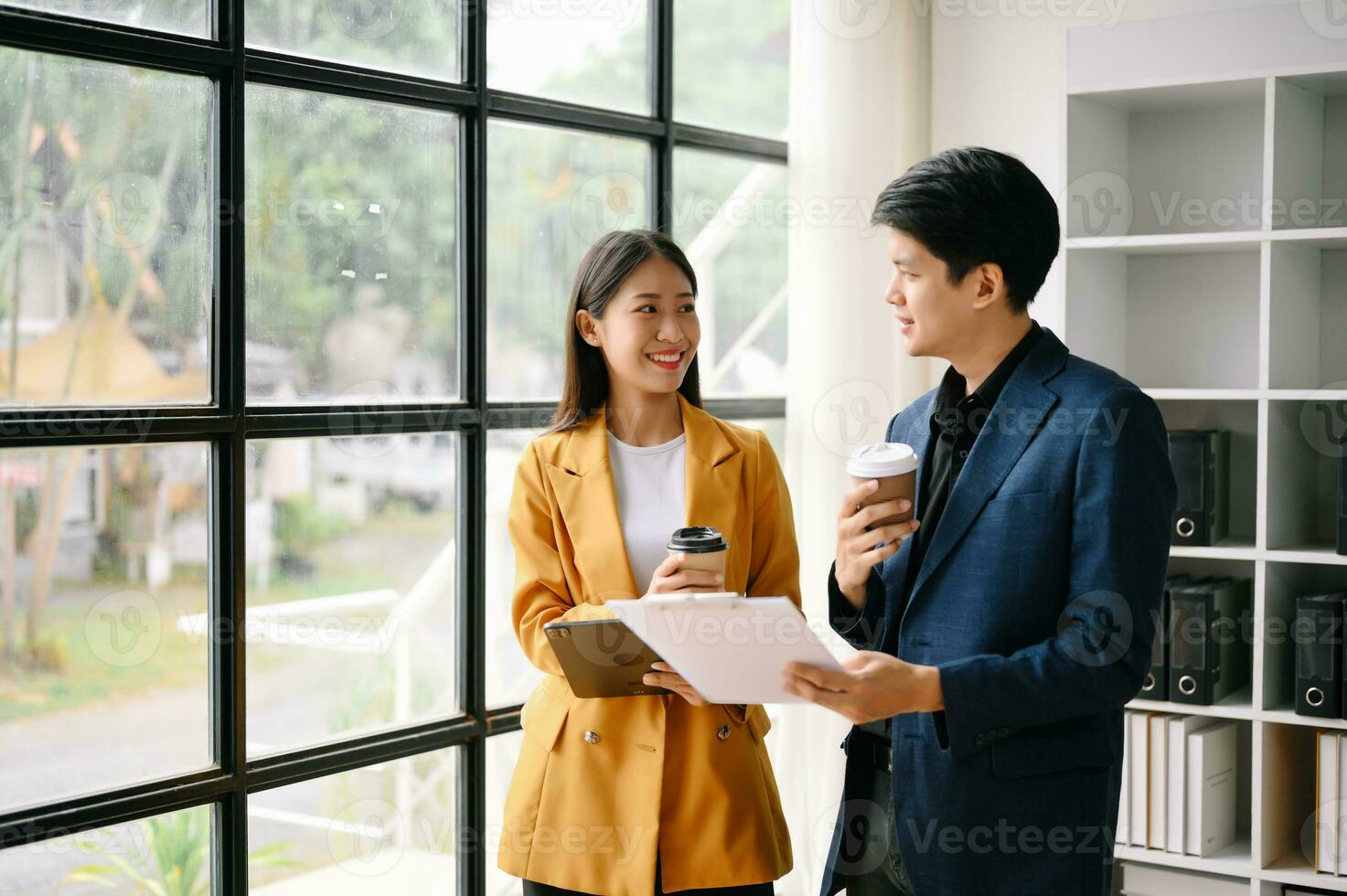 två asiatisk företag man och kvinna arbetare talande på de smartphone och använder sig av bärbar dator yrkesverksamma i lagarbete finansiera, marknadsföring, och Framgång foto