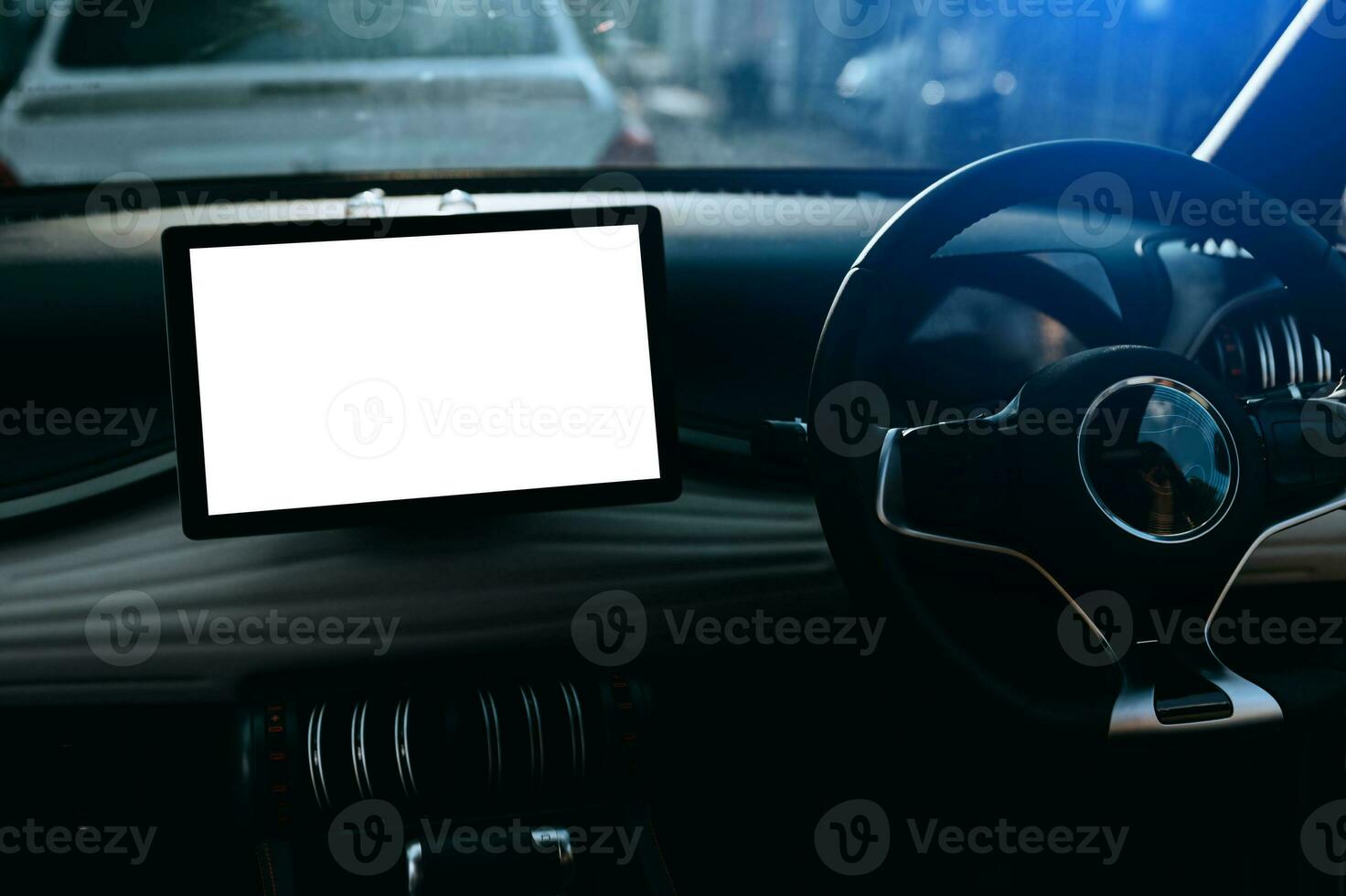 monitor i ev bil med isolerad tom skärm användning för gps. isolerad på vitt med urklippsbana. bildisplay med tom skärm. moderna bilinteriördetaljer. foto