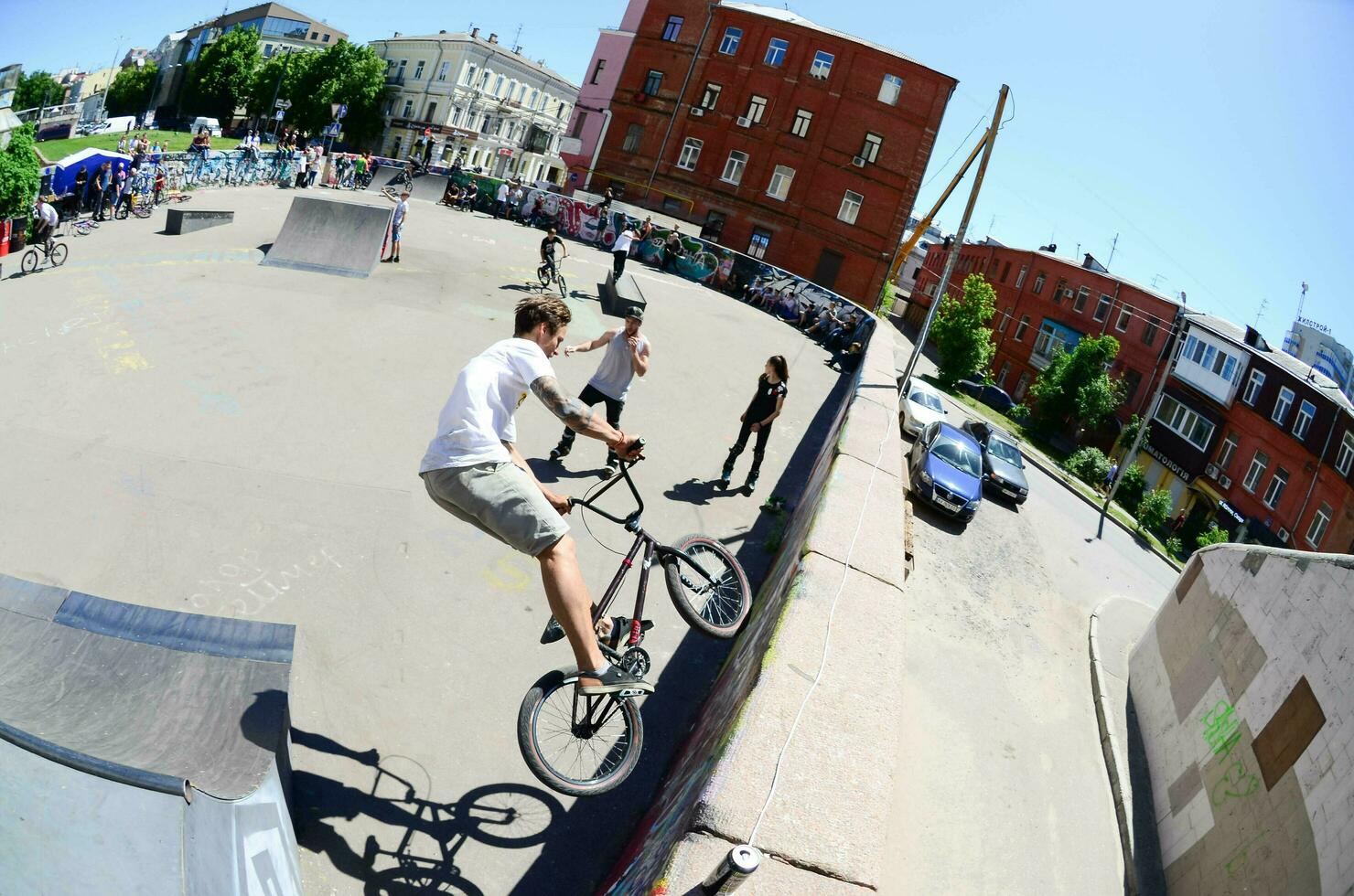 kharkiv, ukraina - 27 Maj, 2018 freestyle bmx ryttare i en skatepark under de årlig festival av gata kulturer foto