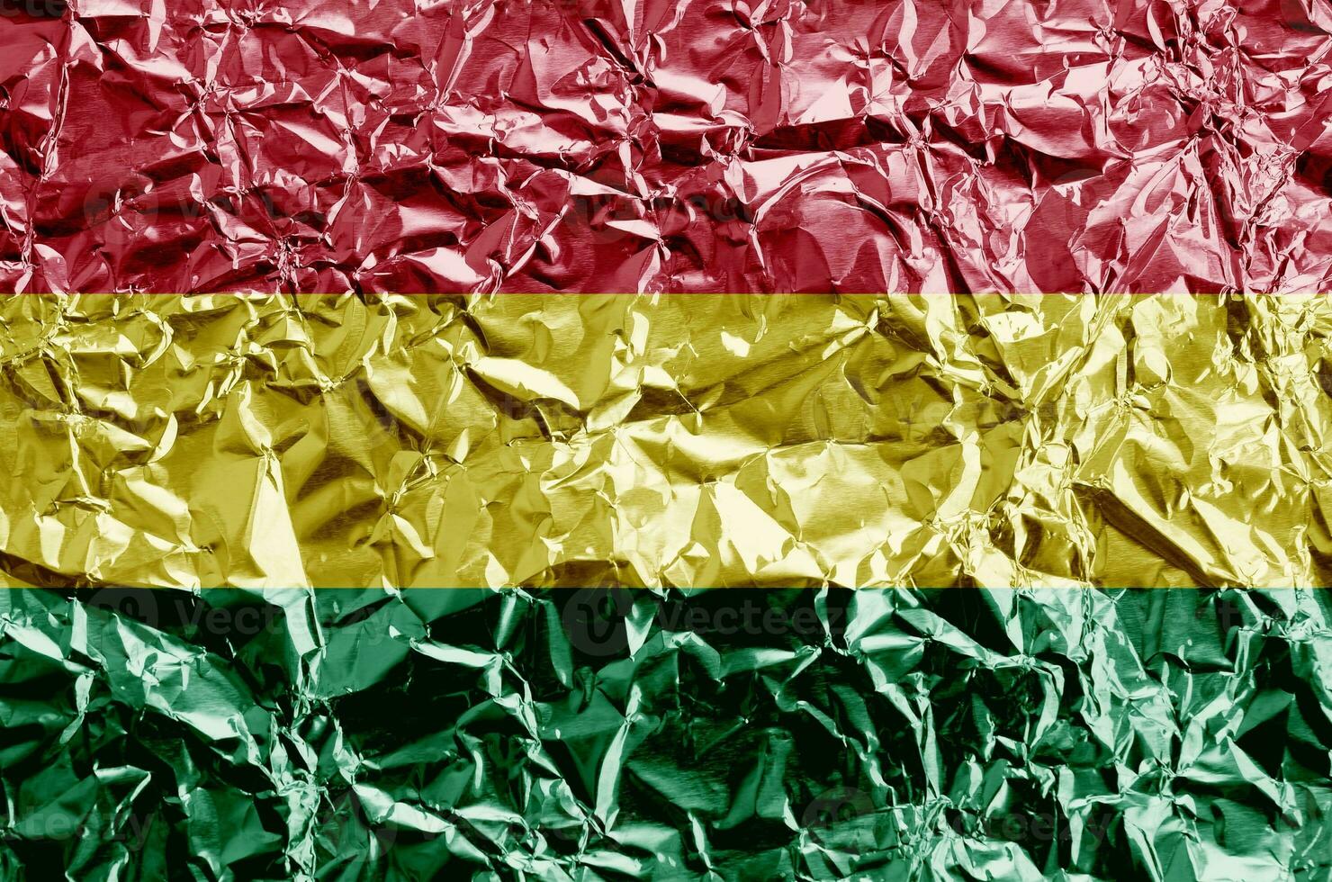 bolivia flagga avbildad i måla färger på skinande skrynkliga aluminium folie närbild. texturerad baner på grov bakgrund foto