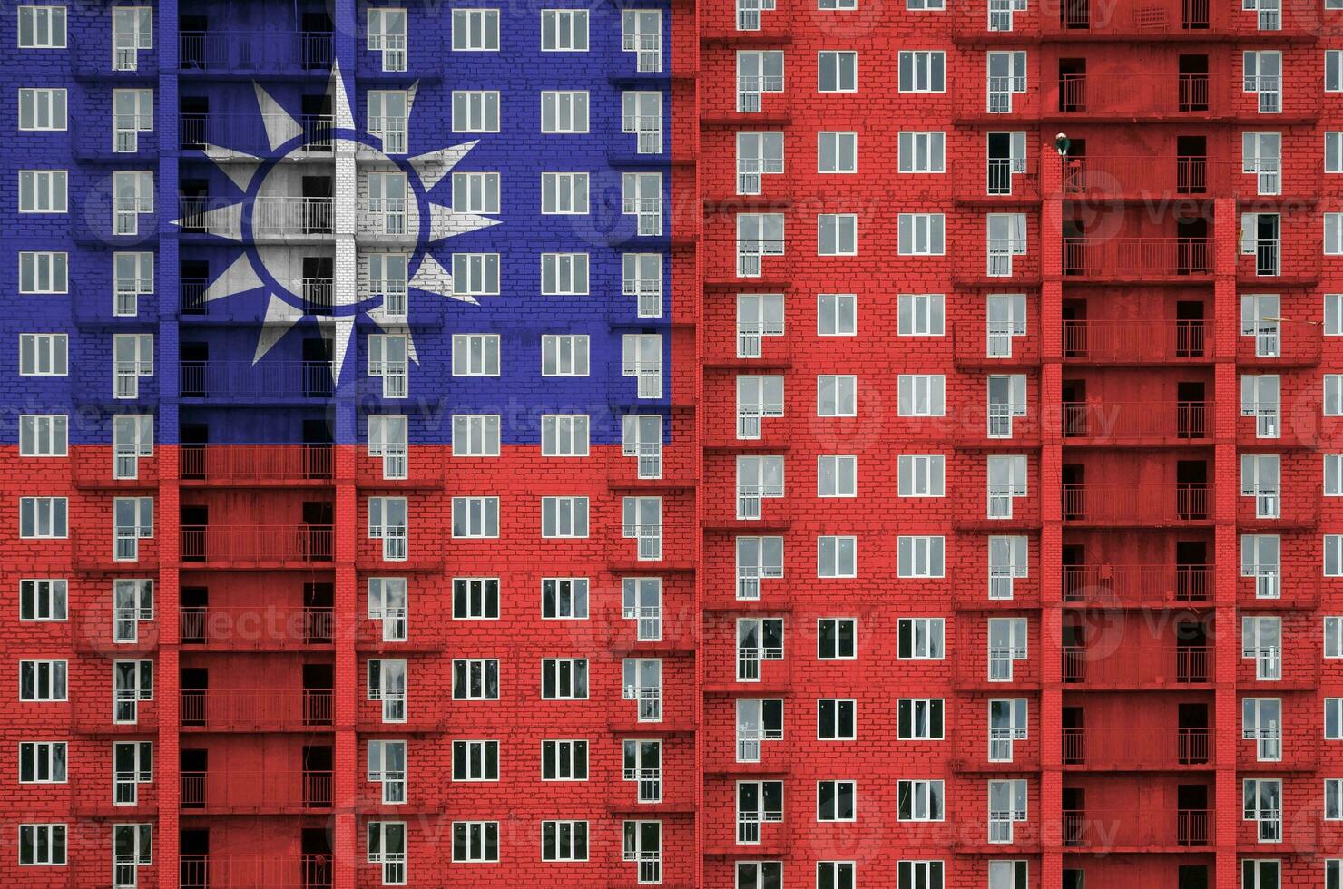taiwan flagga avbildad i måla färger på flera våningar bosatt byggnad under konstruktion. texturerad baner på tegel vägg bakgrund foto