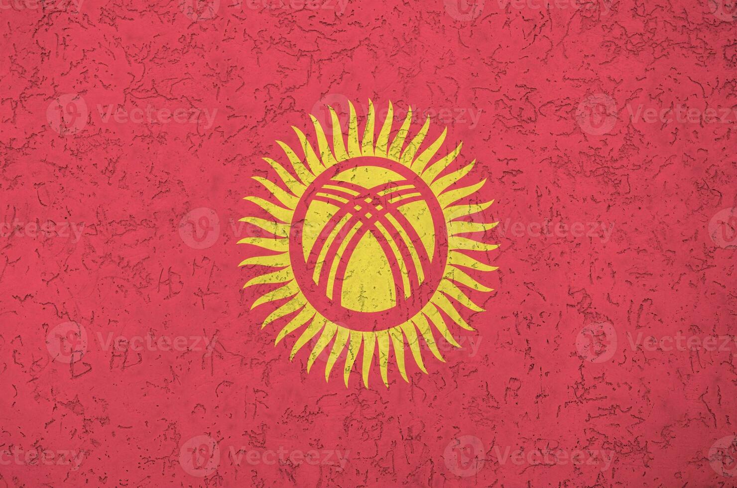 kyrgyzstan flagga avbildad i ljus måla färger på gammal lättnad putsning vägg. texturerad baner på grov bakgrund foto