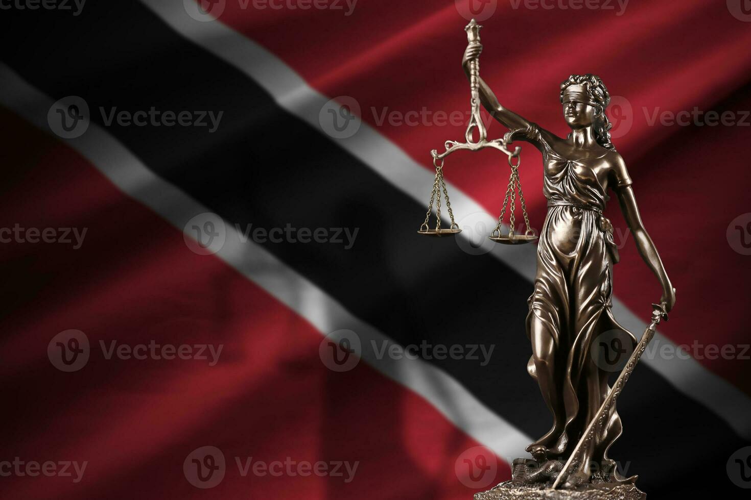 trinidad och tobago flagga med staty av lady rättvisa och rättslig skalor i mörk rum. begrepp av dom och bestraffning foto
