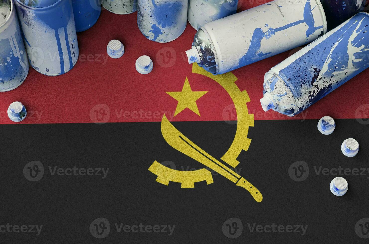 angola flagga och få Begagnade aerosol spray burkar för graffiti målning. gata konst kultur begrepp foto