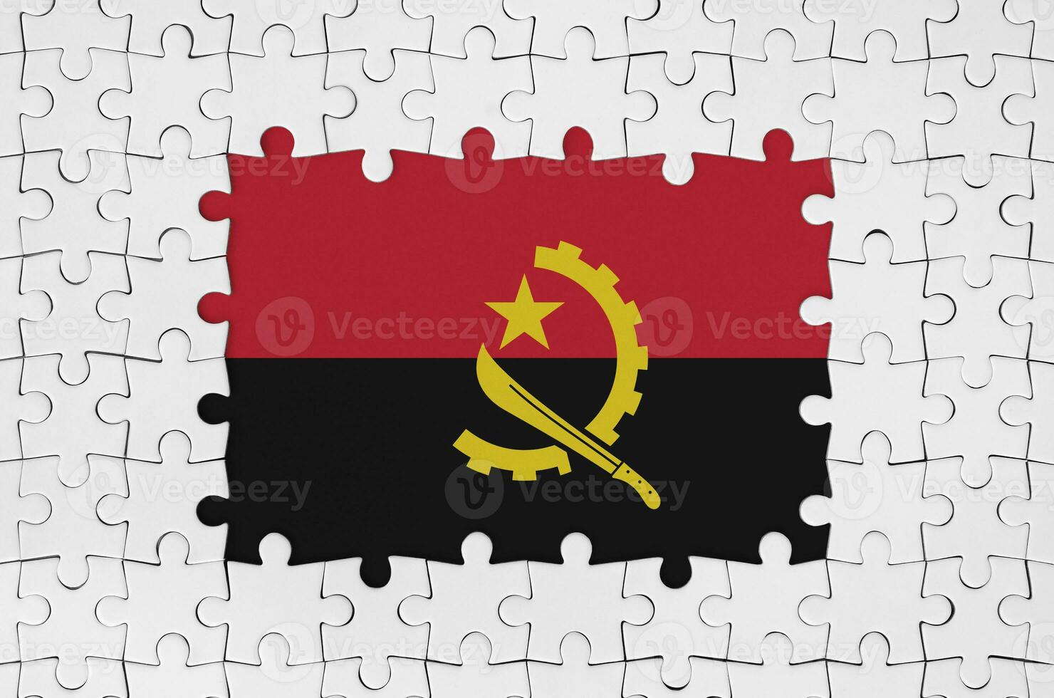 angola flagga i ram av vit pussel bitar med saknas central del foto