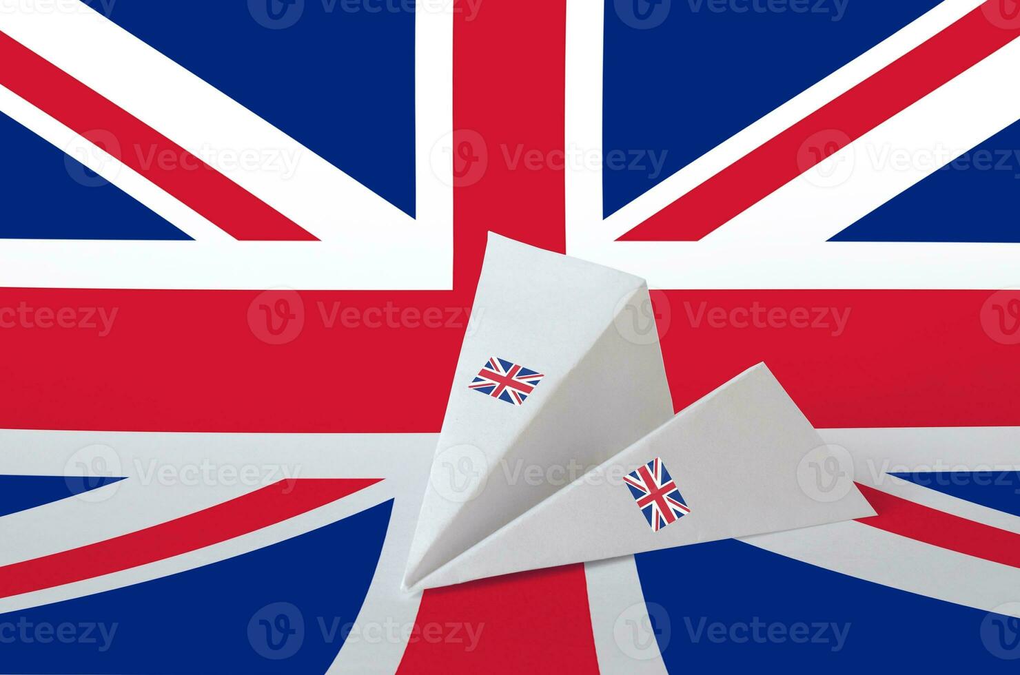 bra storbritannien flagga avbildad på papper origami flygplan. handgjort konst begrepp foto