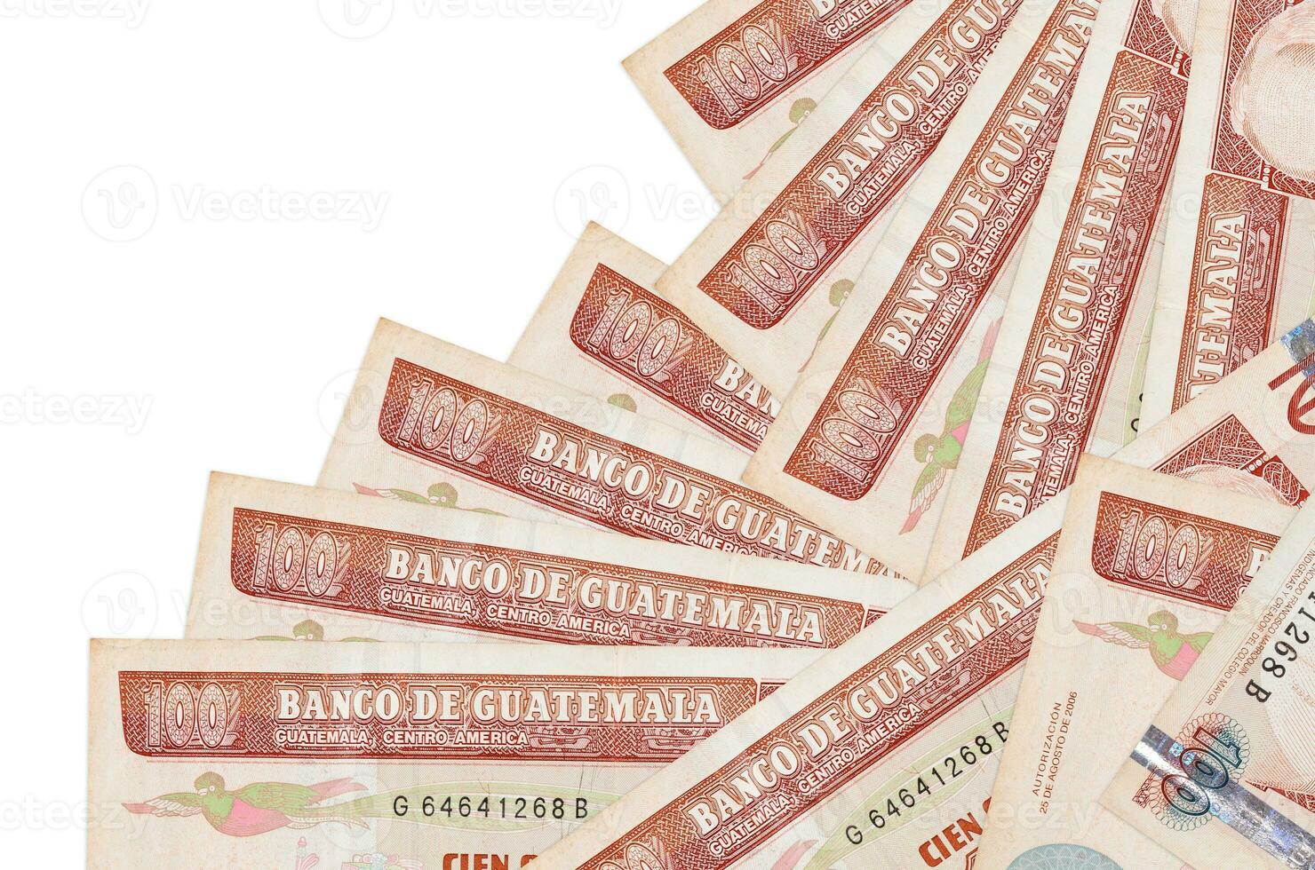 100 guatemalan quetzales räkningar lögner i annorlunda beställa isolerat på vit. lokal- bank eller pengar framställning begrepp foto