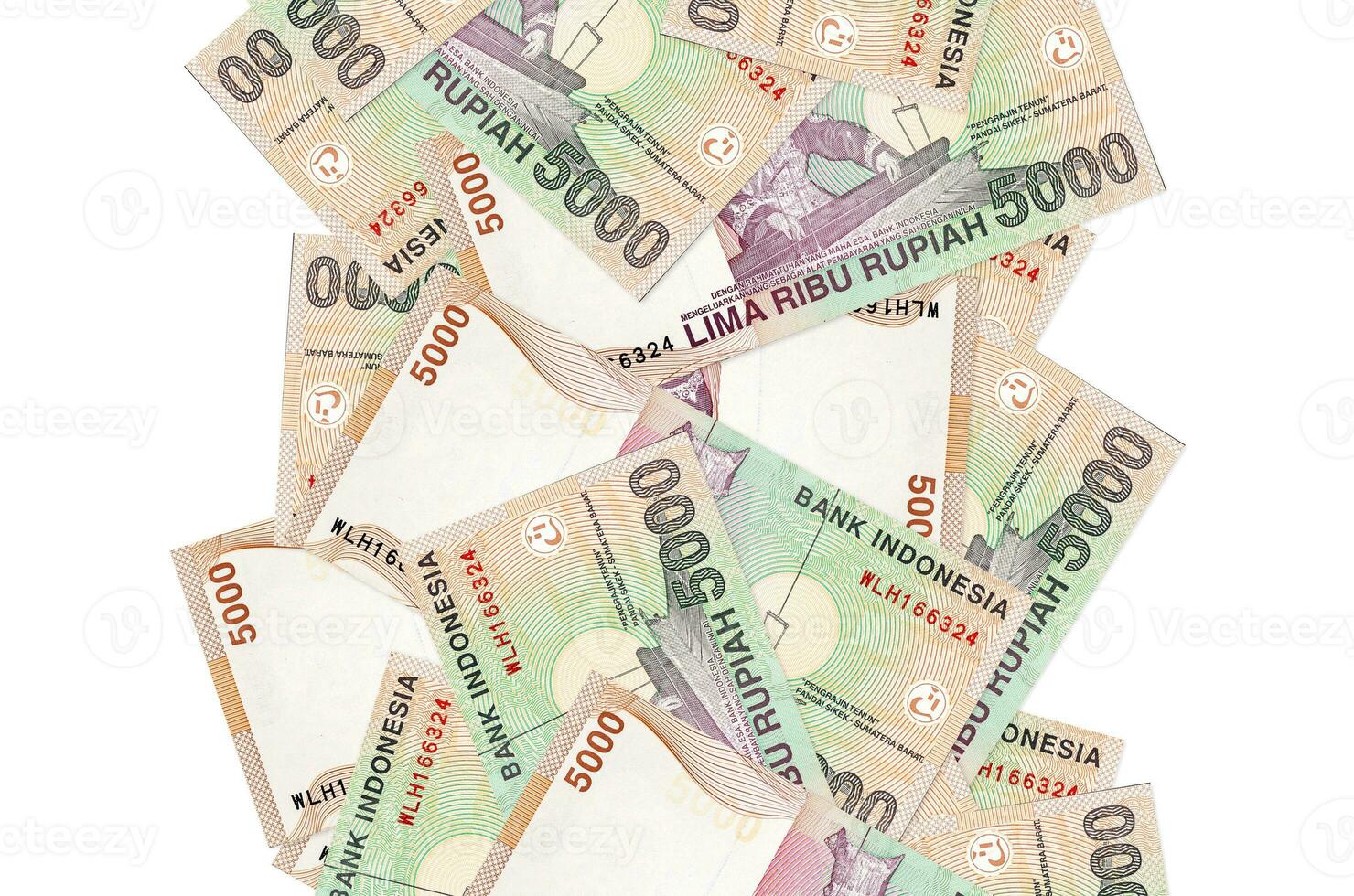 5000 indonesiska rupiah räkningar flygande ner isolerat på vit. många sedlar faller med vit copy på vänster och rätt sida foto