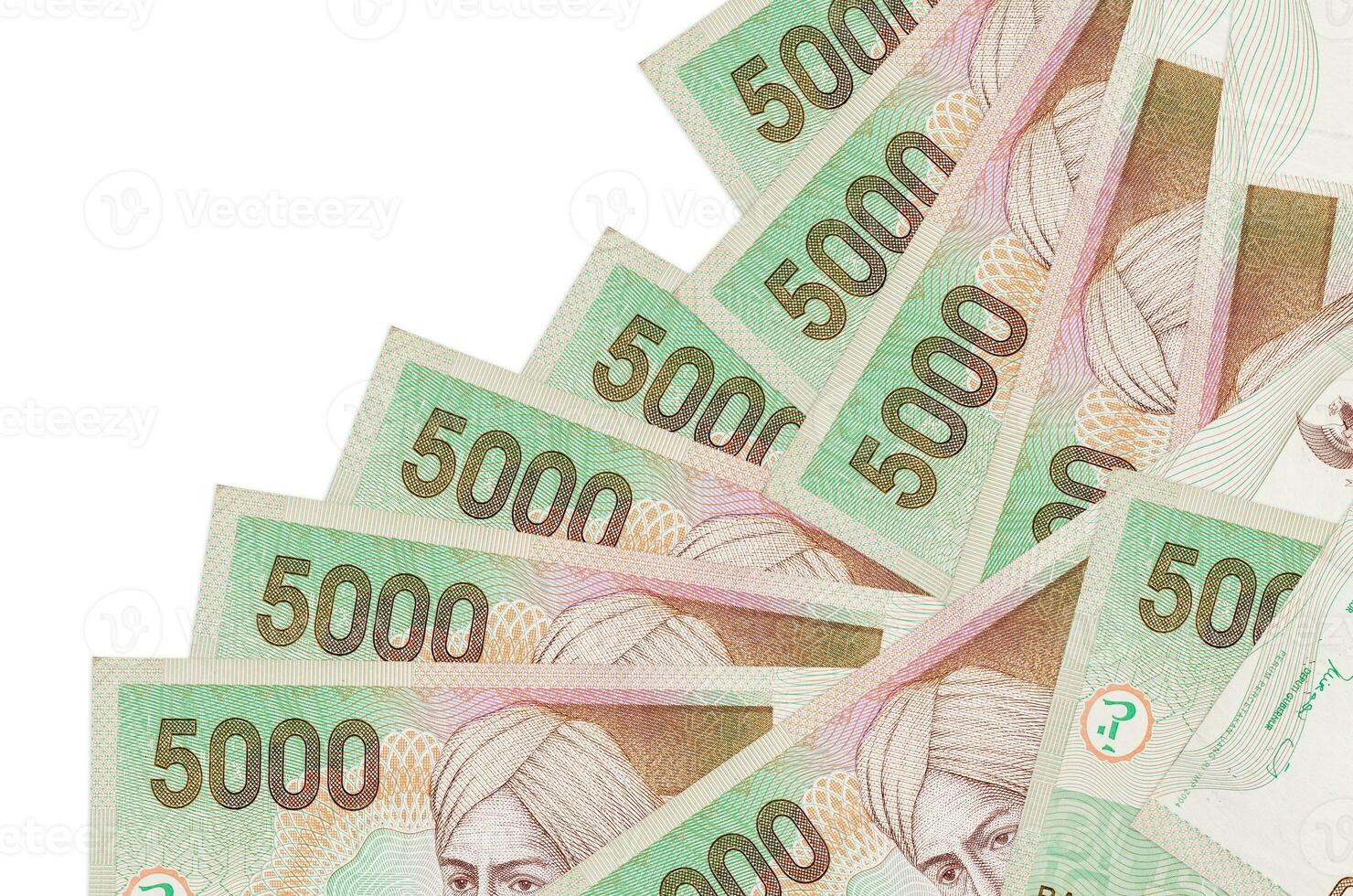 5000 indonesiska rupiah räkningar lögner i annorlunda beställa isolerat på vit. lokal- bank eller pengar framställning begrepp foto
