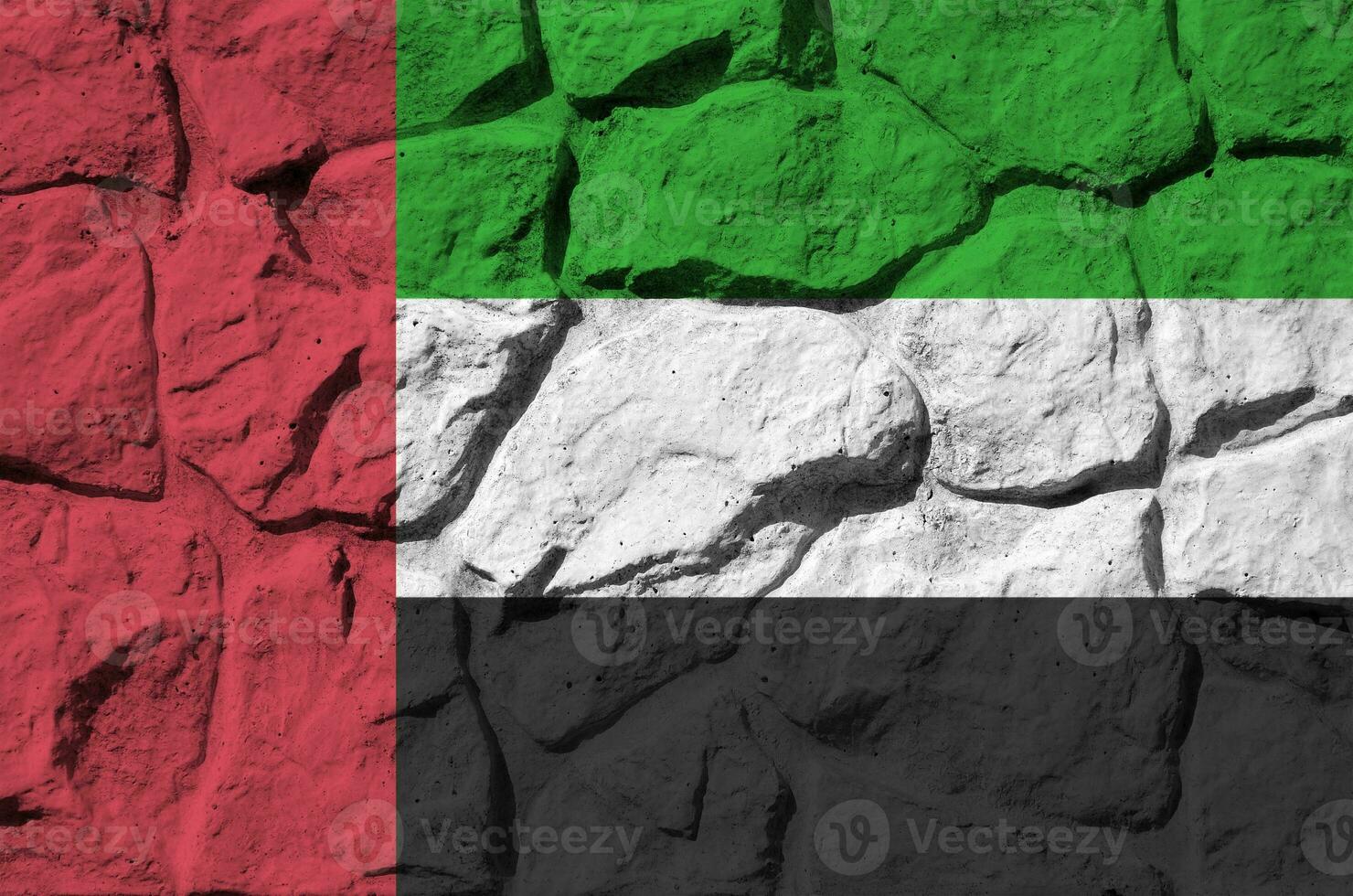 förenad arab emirates flagga avbildad i måla färger på gammal sten vägg närbild. texturerad baner på sten vägg bakgrund foto