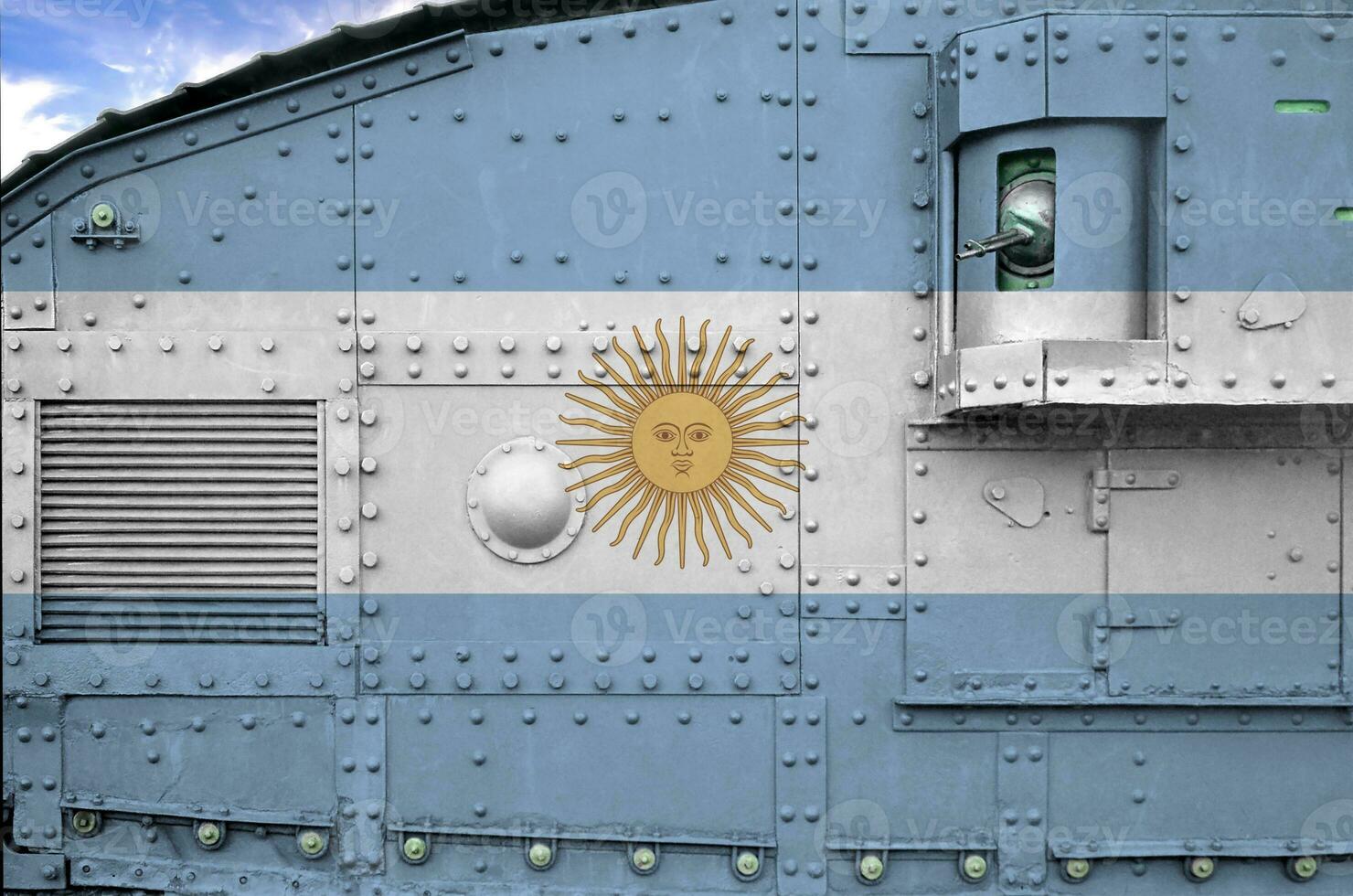 argentina flagga avbildad på sida del av militär armerad tank närbild. armén krafter konceptuell bakgrund foto