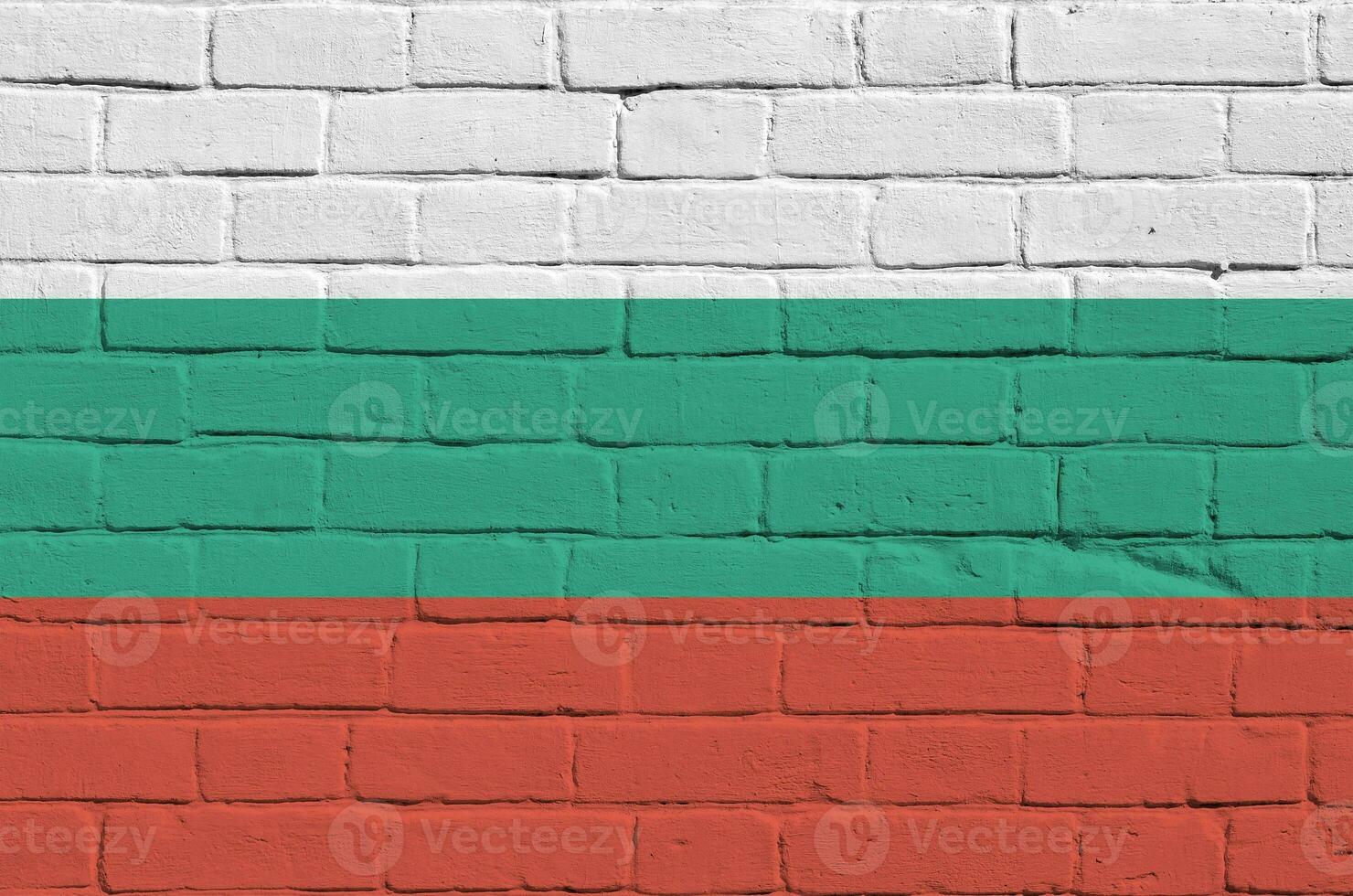 bulgarien flagga avbildad i måla färger på gammal tegel vägg. texturerad baner på stor tegel vägg murverk bakgrund foto