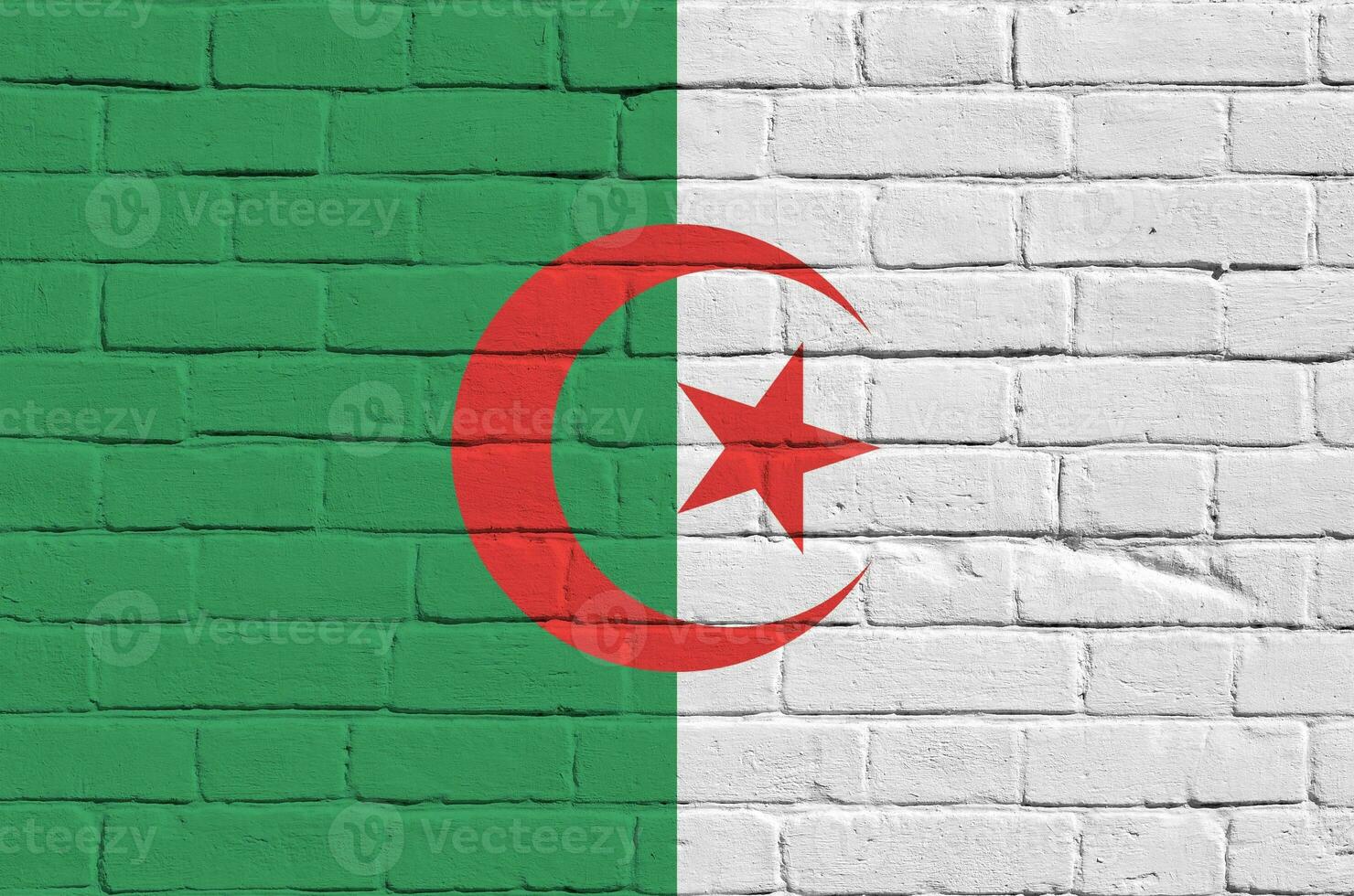 algeriet flagga avbildad i måla färger på gammal tegel vägg. texturerad baner på stor tegel vägg murverk bakgrund foto