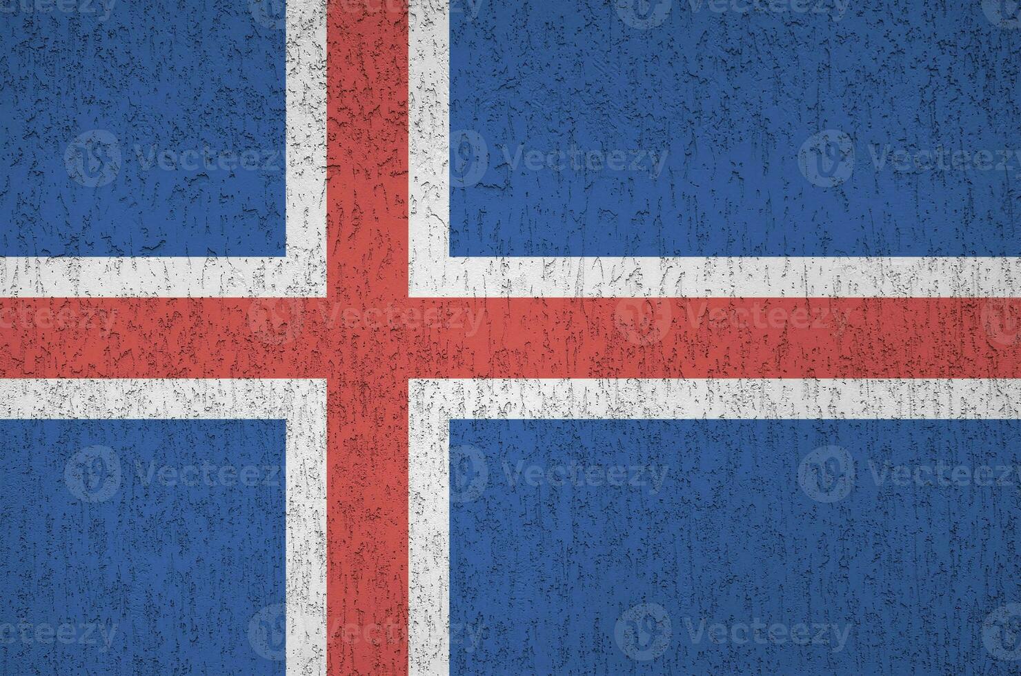 island flagga avbildad i ljus måla färger på gammal lättnad putsning vägg. texturerad baner på grov bakgrund foto