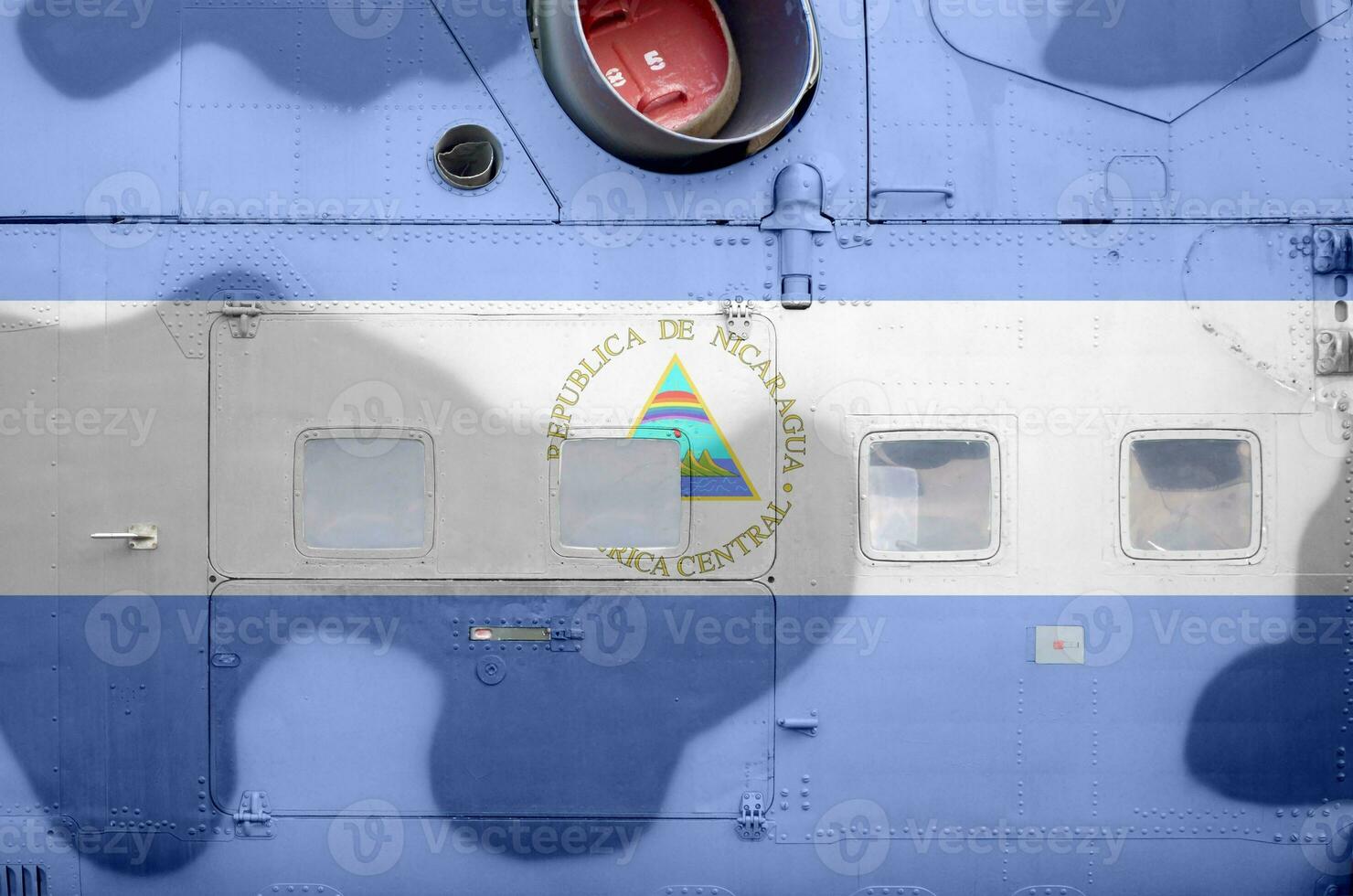 nicaragua flagga avbildad på sida del av militär armerad helikopter närbild. armén krafter flygplan konceptuell bakgrund foto