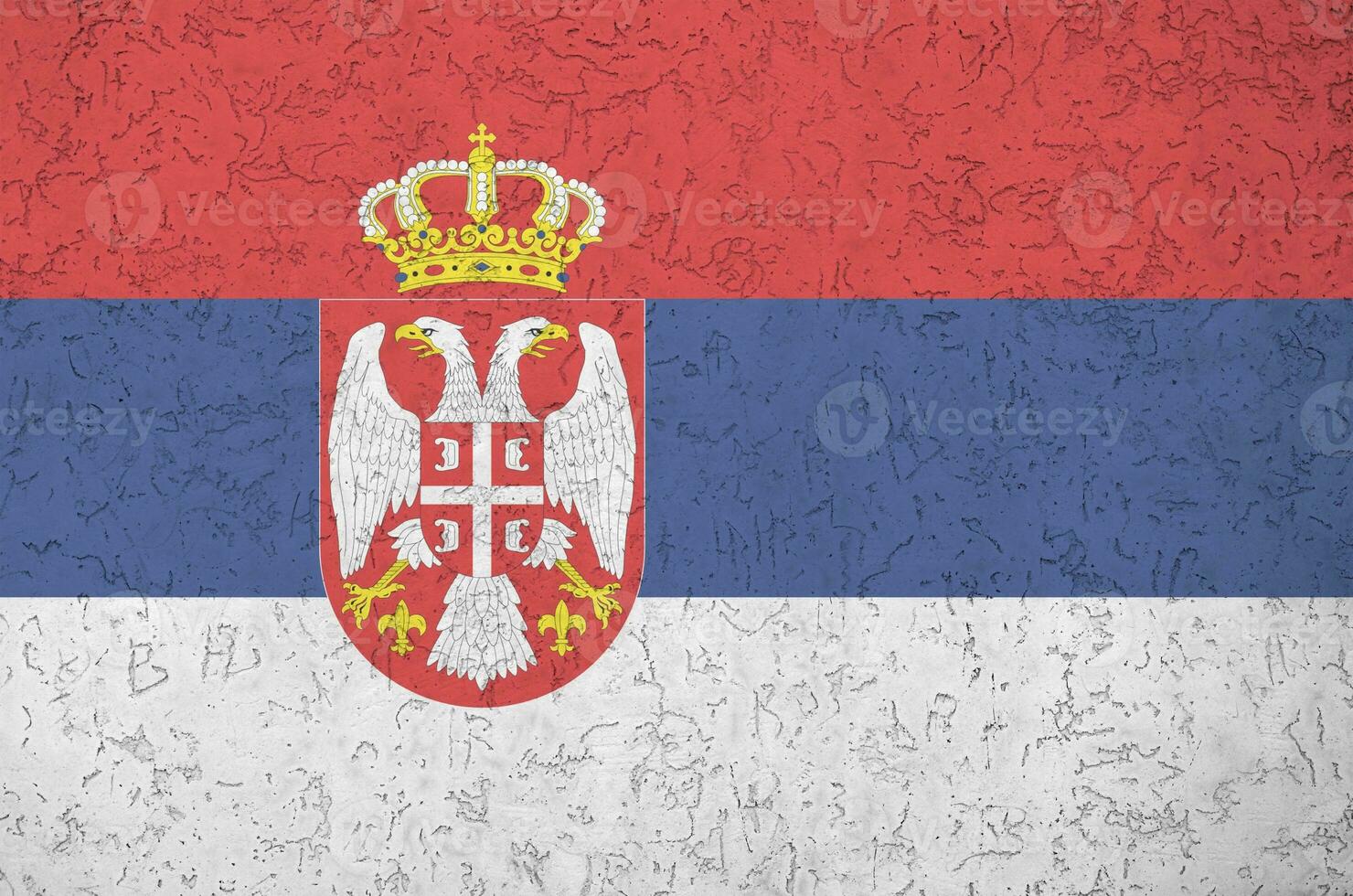 serbia flagga avbildad i ljus måla färger på gammal lättnad putsning vägg. texturerad baner på grov bakgrund foto