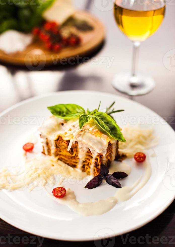 lasagne och basilika foto